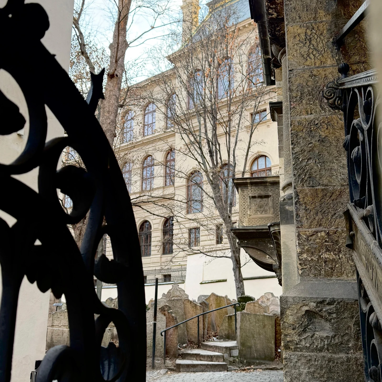 Discover the history of Josefov and the Old Town on foot