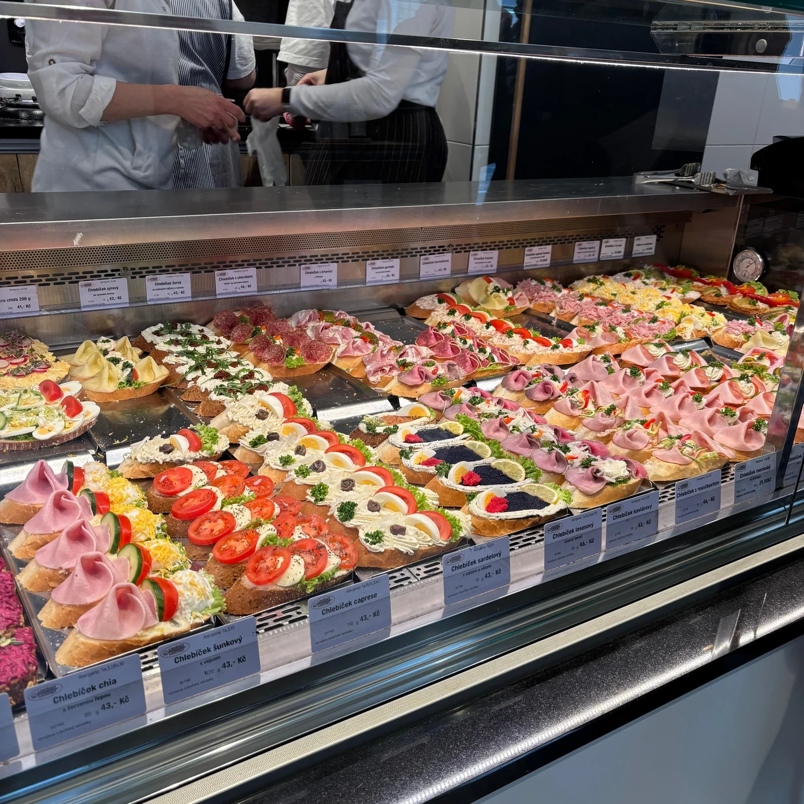 Descubre la comida callejera checa mientras paseas por Praga