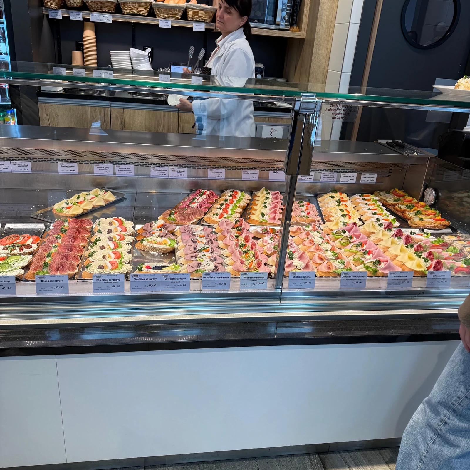 Descubre la comida callejera checa mientras paseas por Praga