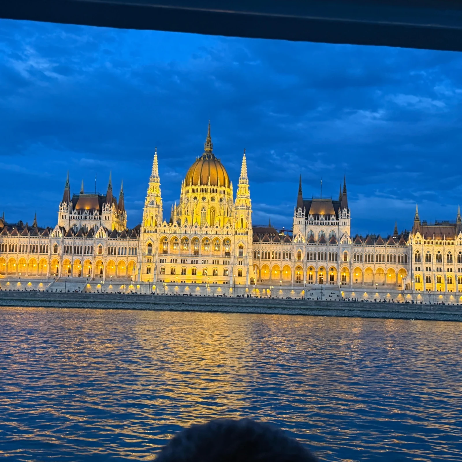 Das beleuchtete Budapest von der Donau aus