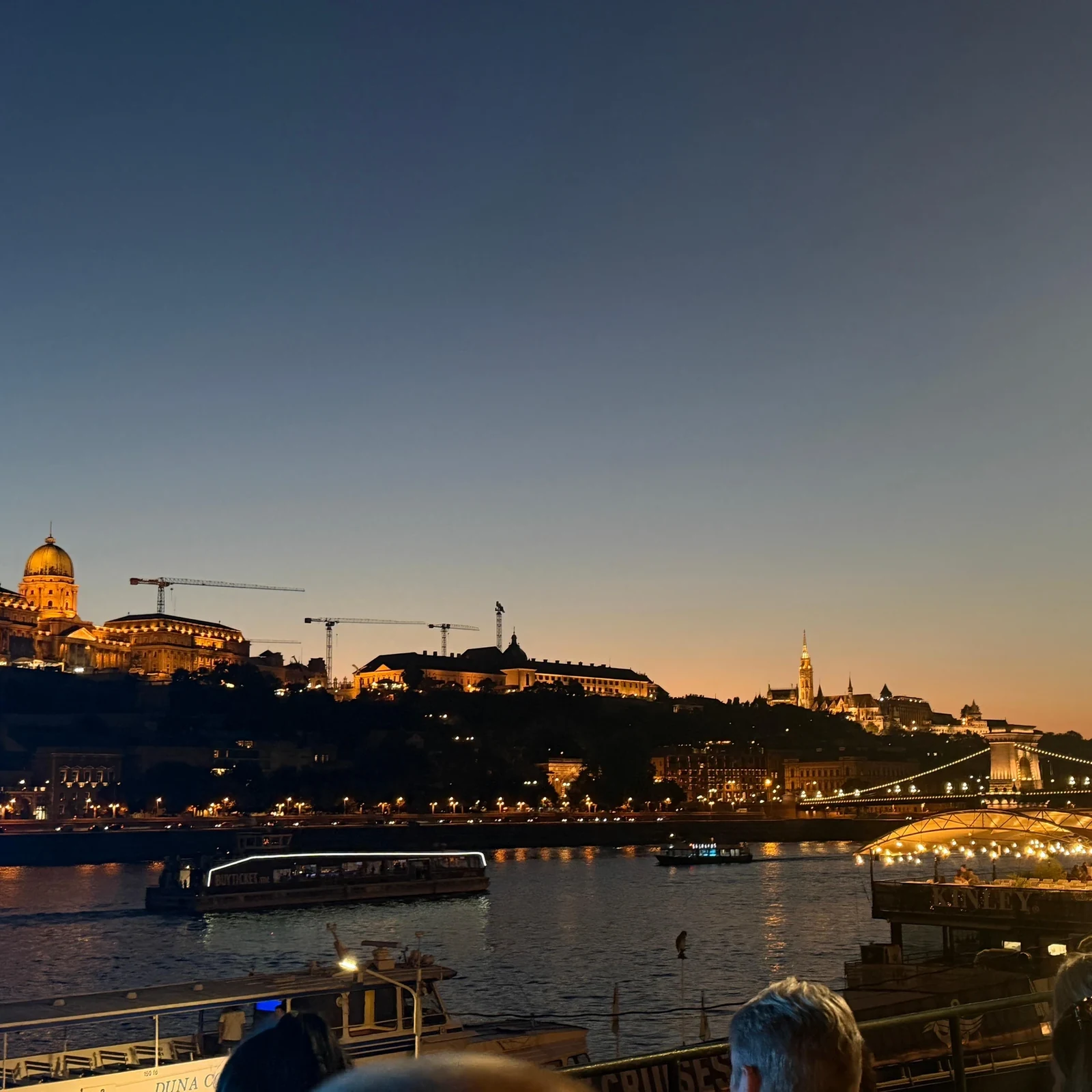 Budapest illuminée depuis le Danube