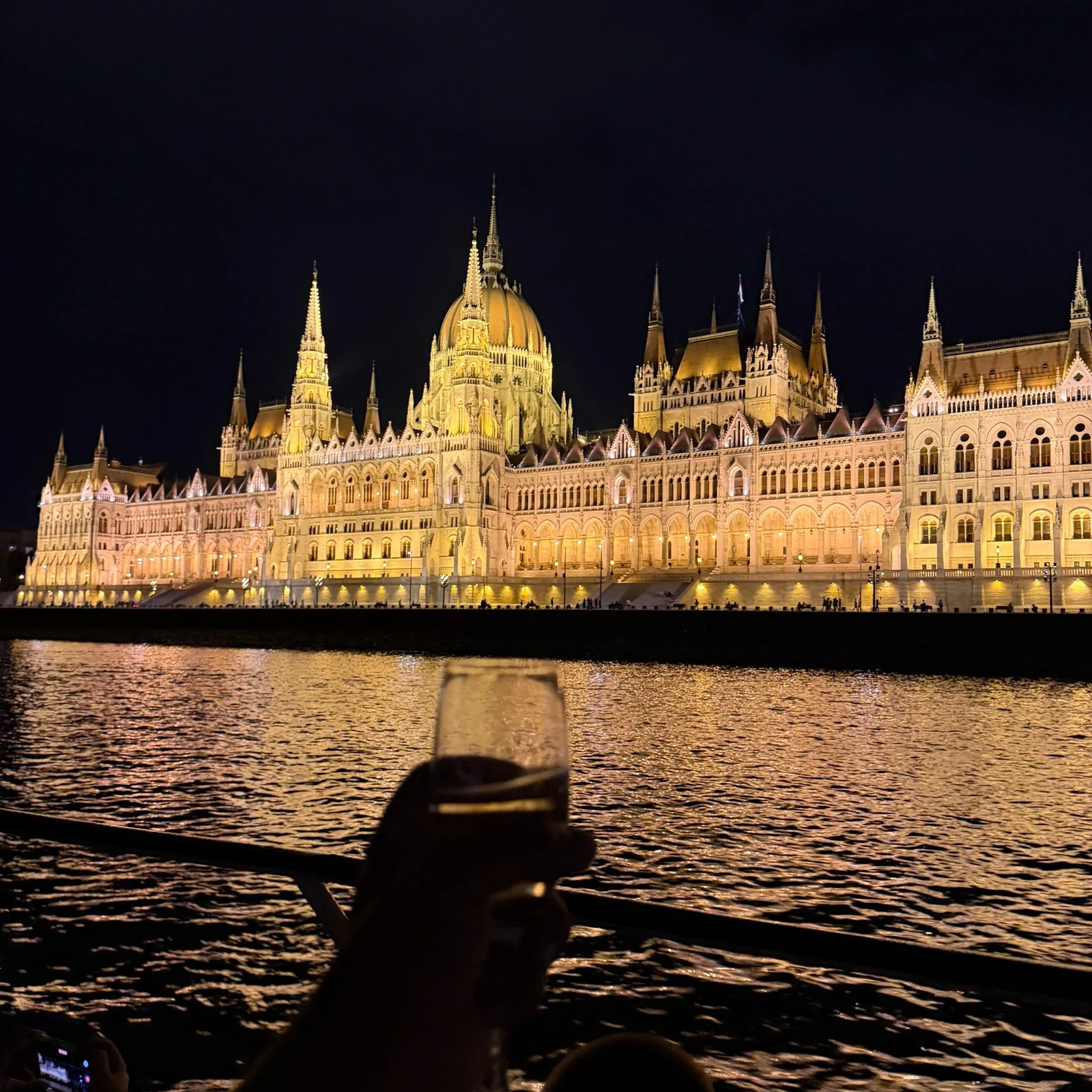 Budapest illuminée depuis le Danube