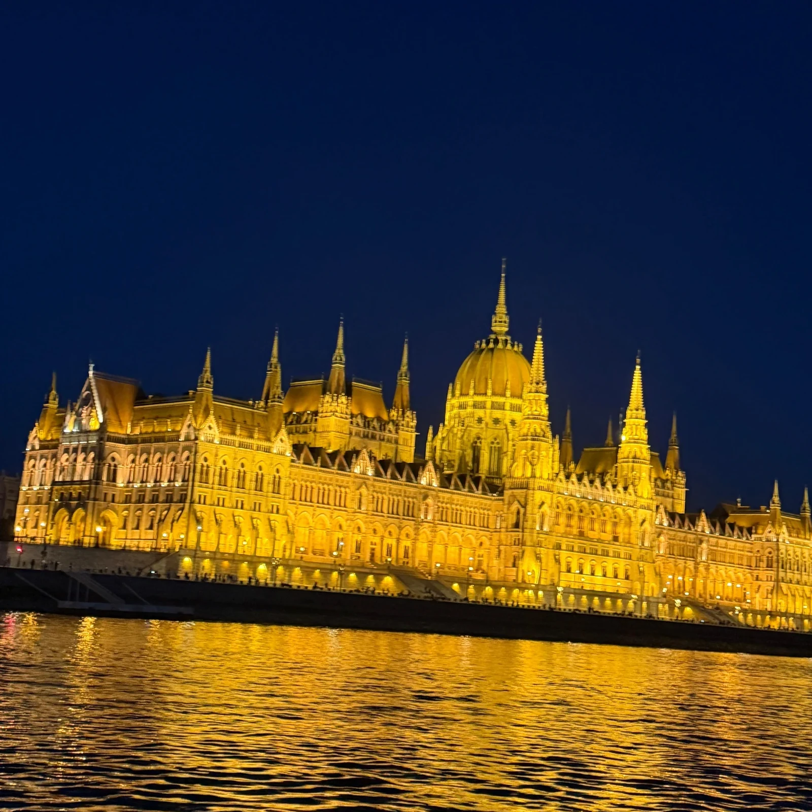 Das beleuchtete Budapest von der Donau aus