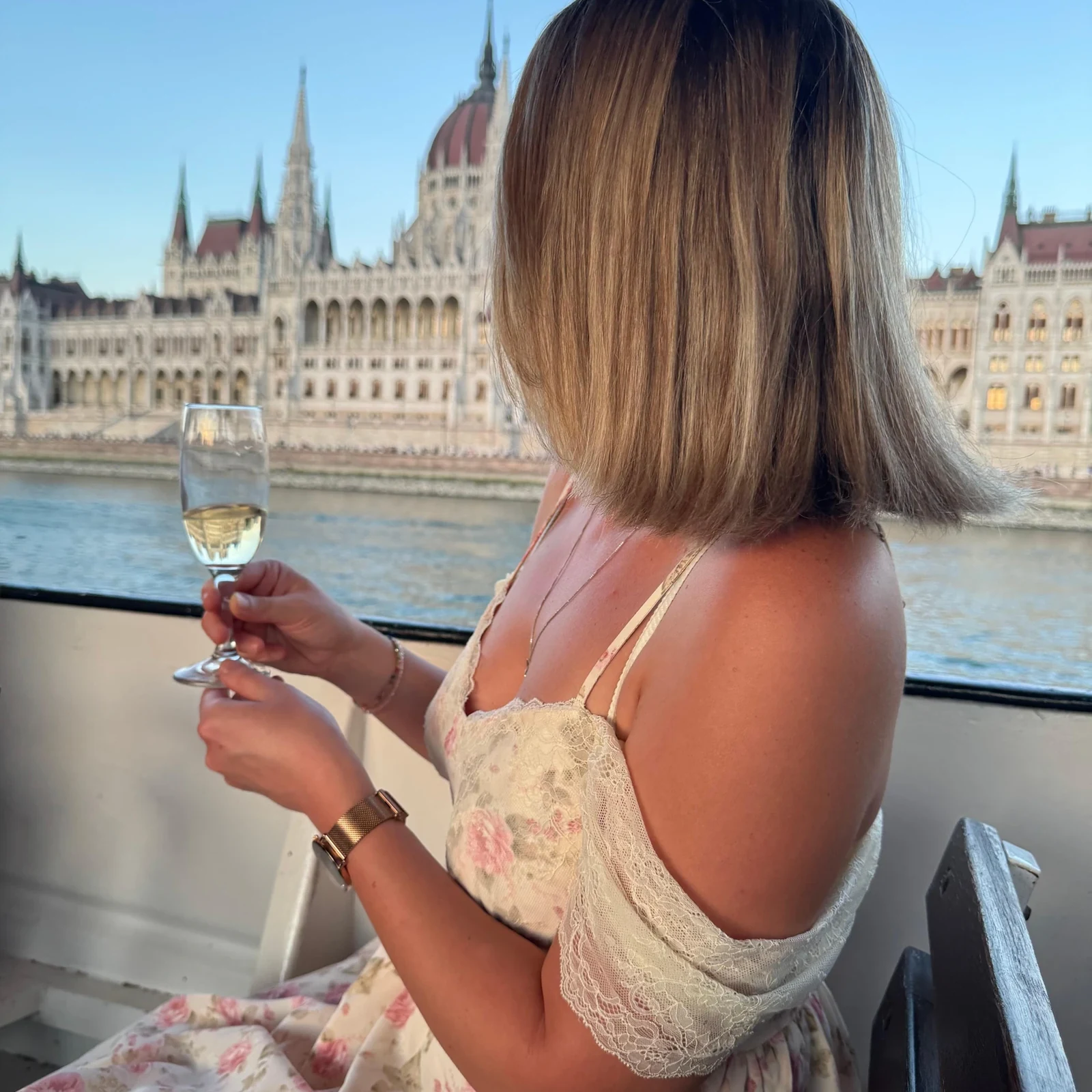 Das beleuchtete Budapest von der Donau aus