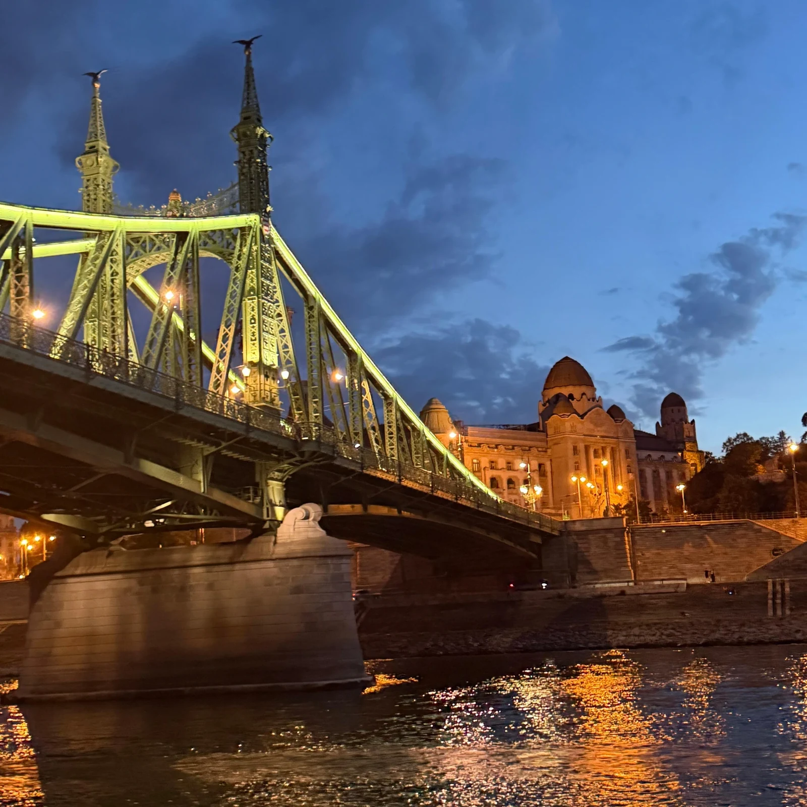 Das beleuchtete Budapest von der Donau aus