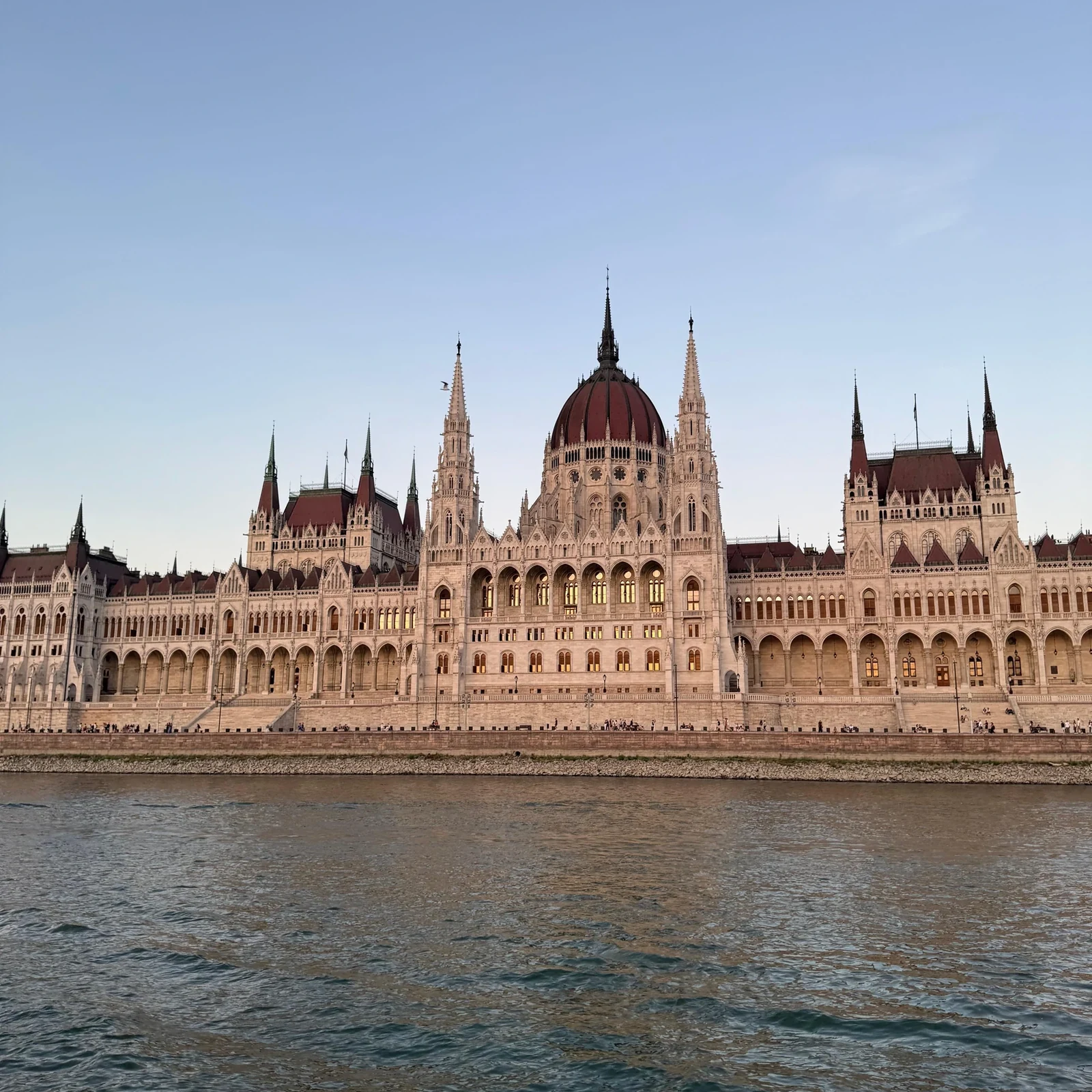 Budapest illuminée depuis le Danube
