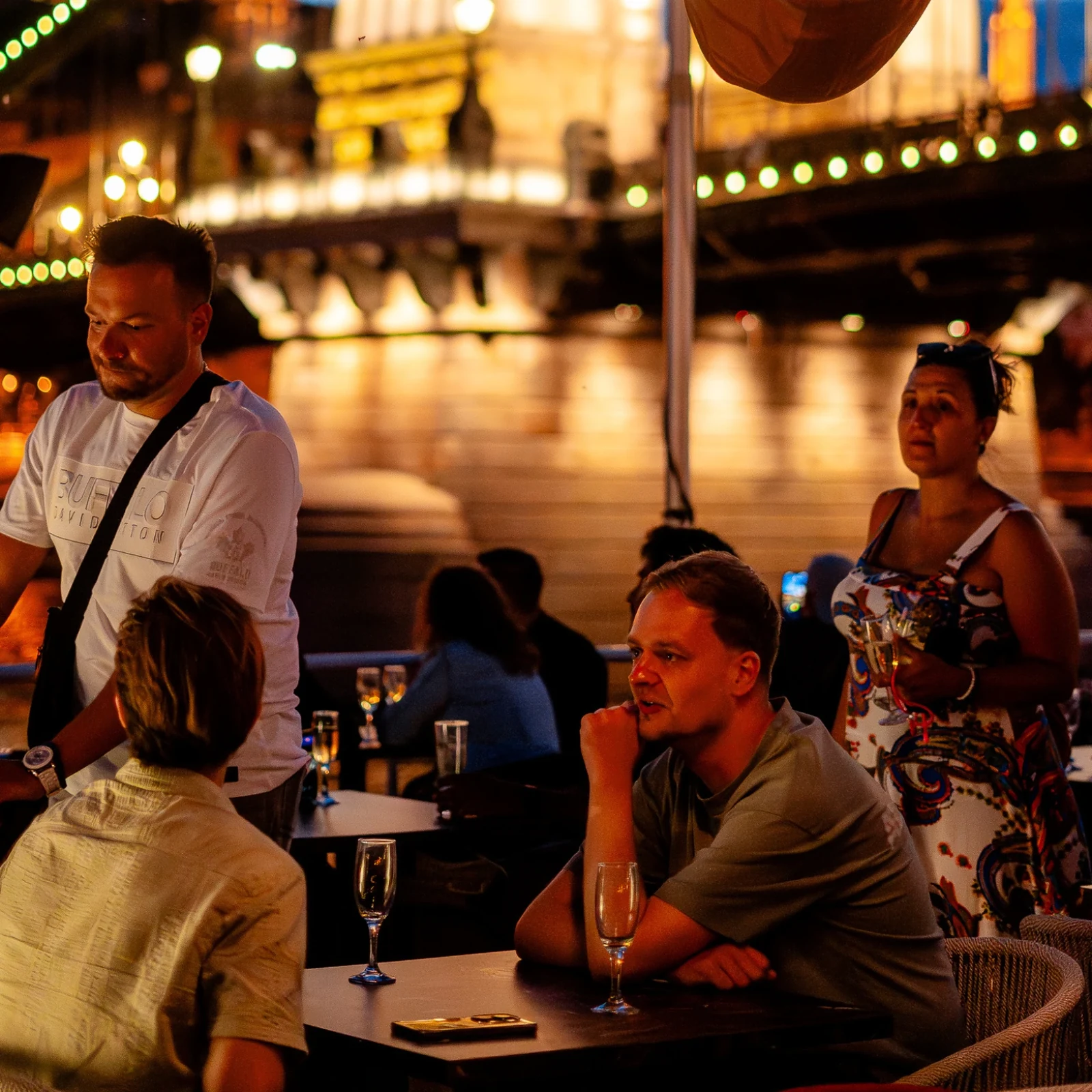 Budapest von der Donau aus erleben – mit Getränken während der Fahrt