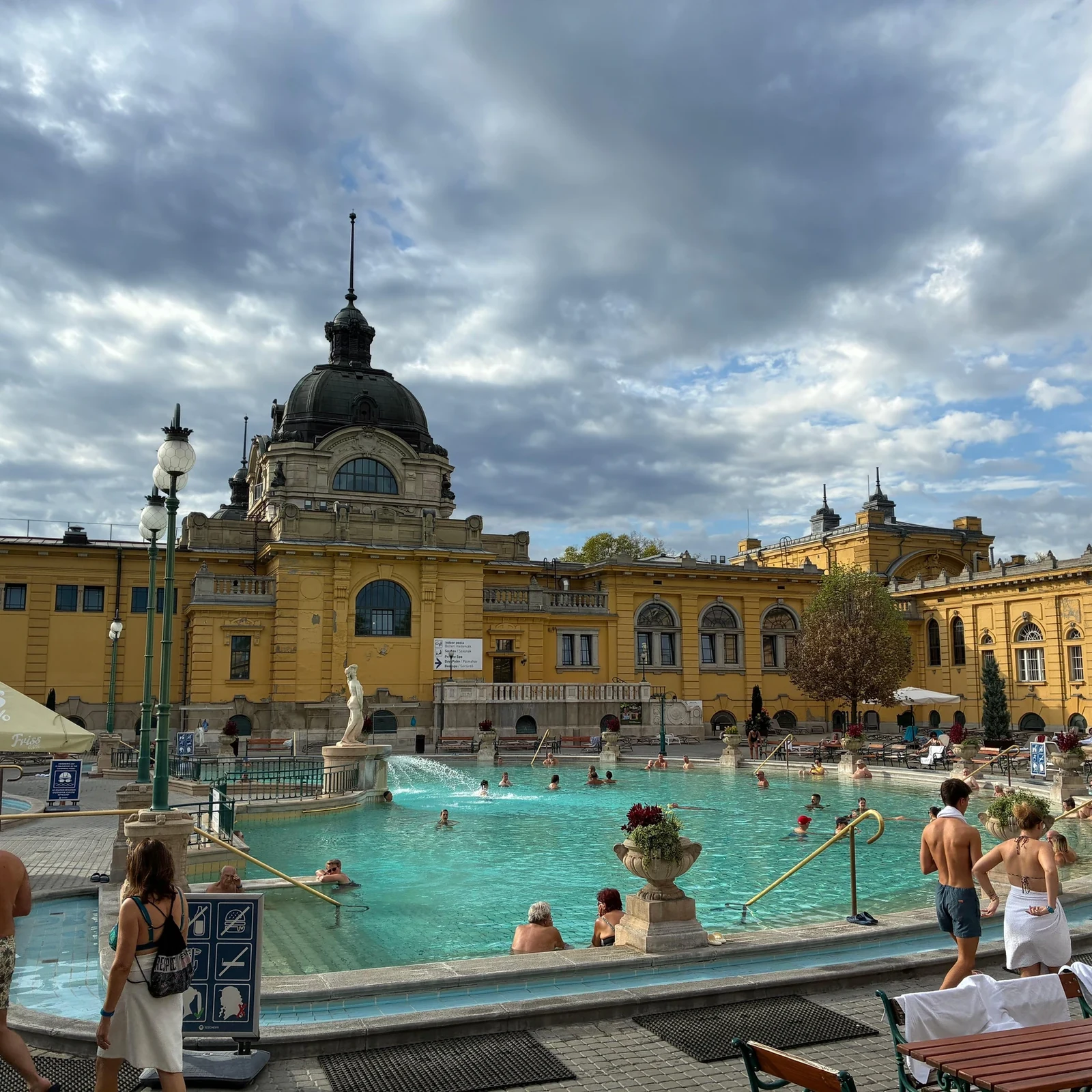 Ein Tag im Thermalwasser des Széchenyi-Bads