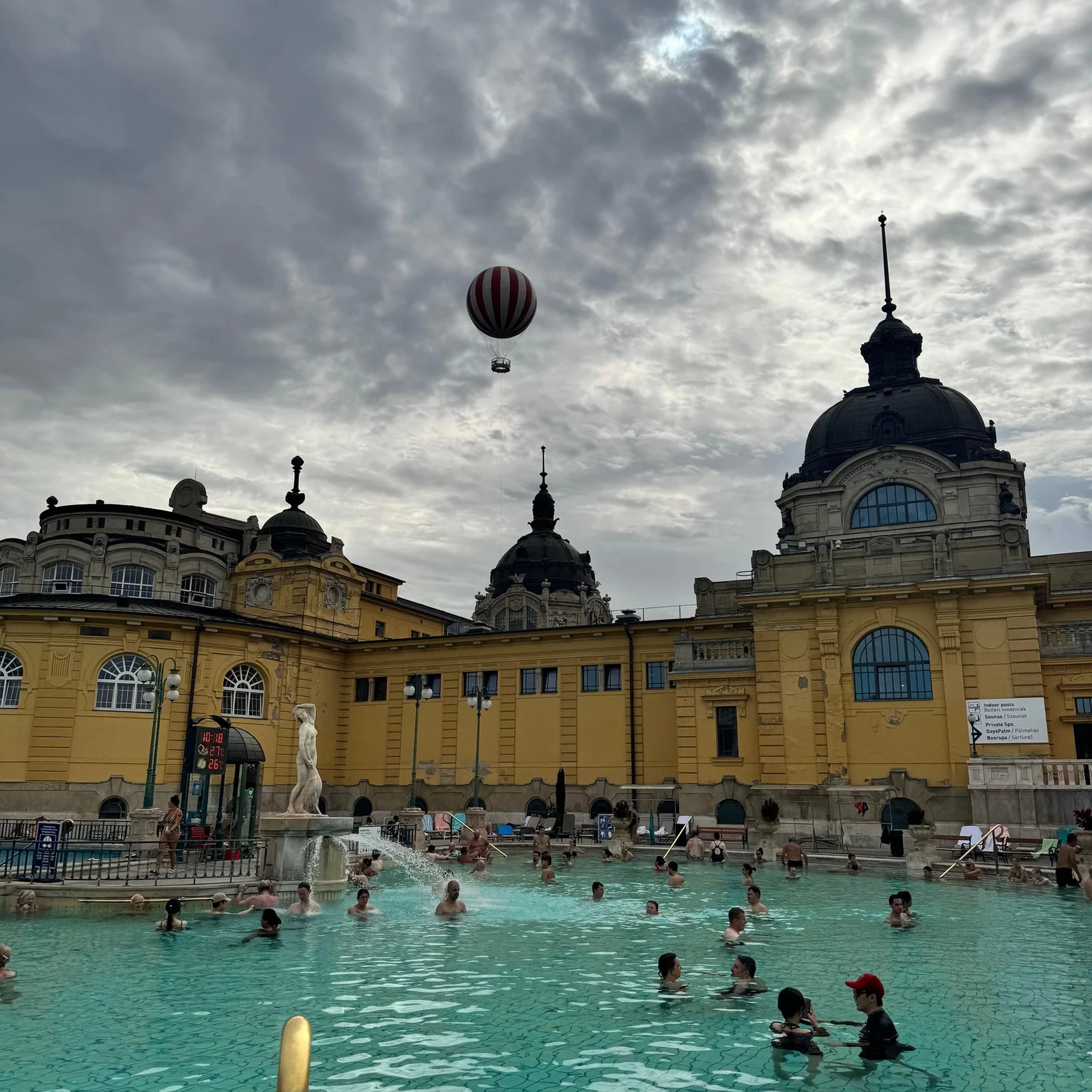 Ein Tag im Thermalwasser des Széchenyi-Bads