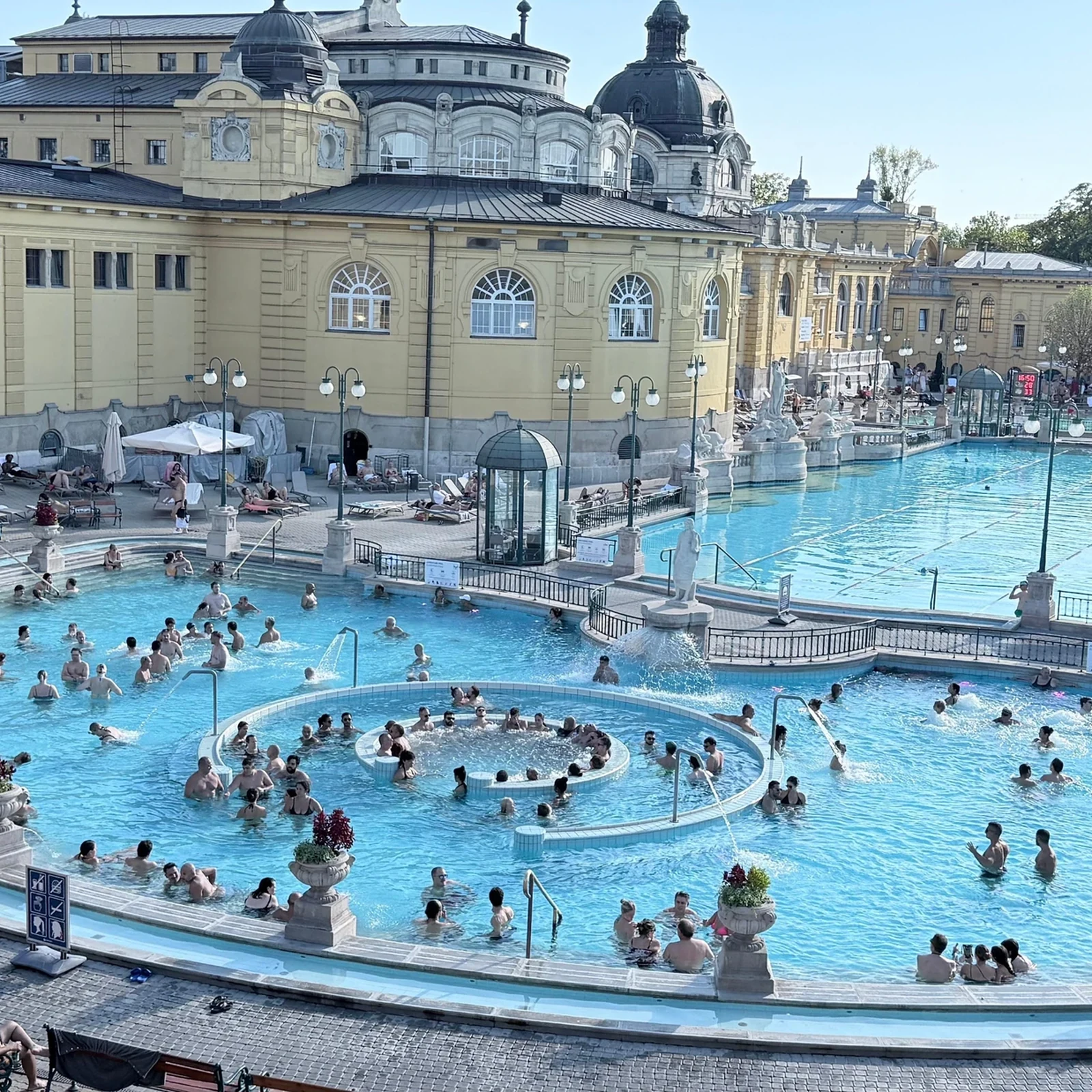Ein Tag im Thermalwasser des Széchenyi-Bads