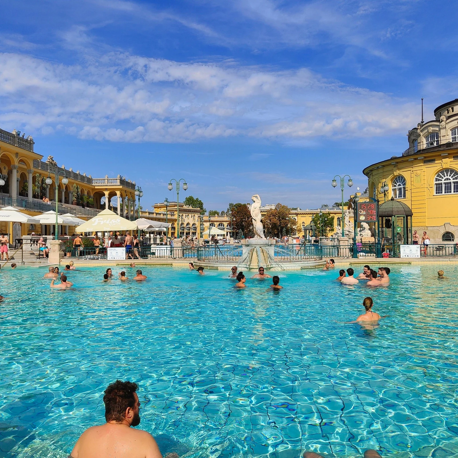 Ein Tag im Thermalwasser des Széchenyi-Bads