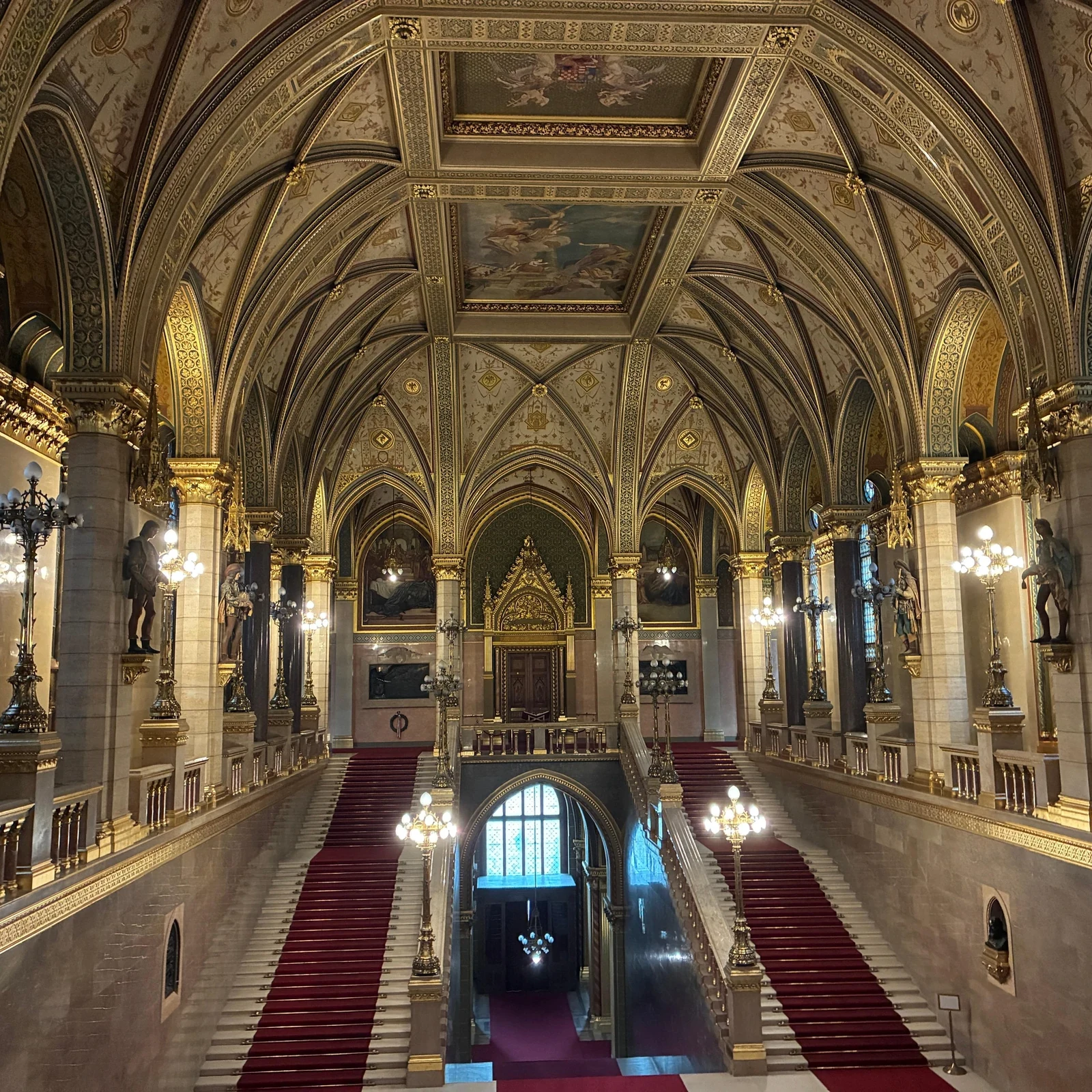 Erkunde das Budapester Parlament von innen und in deinem Tempo
