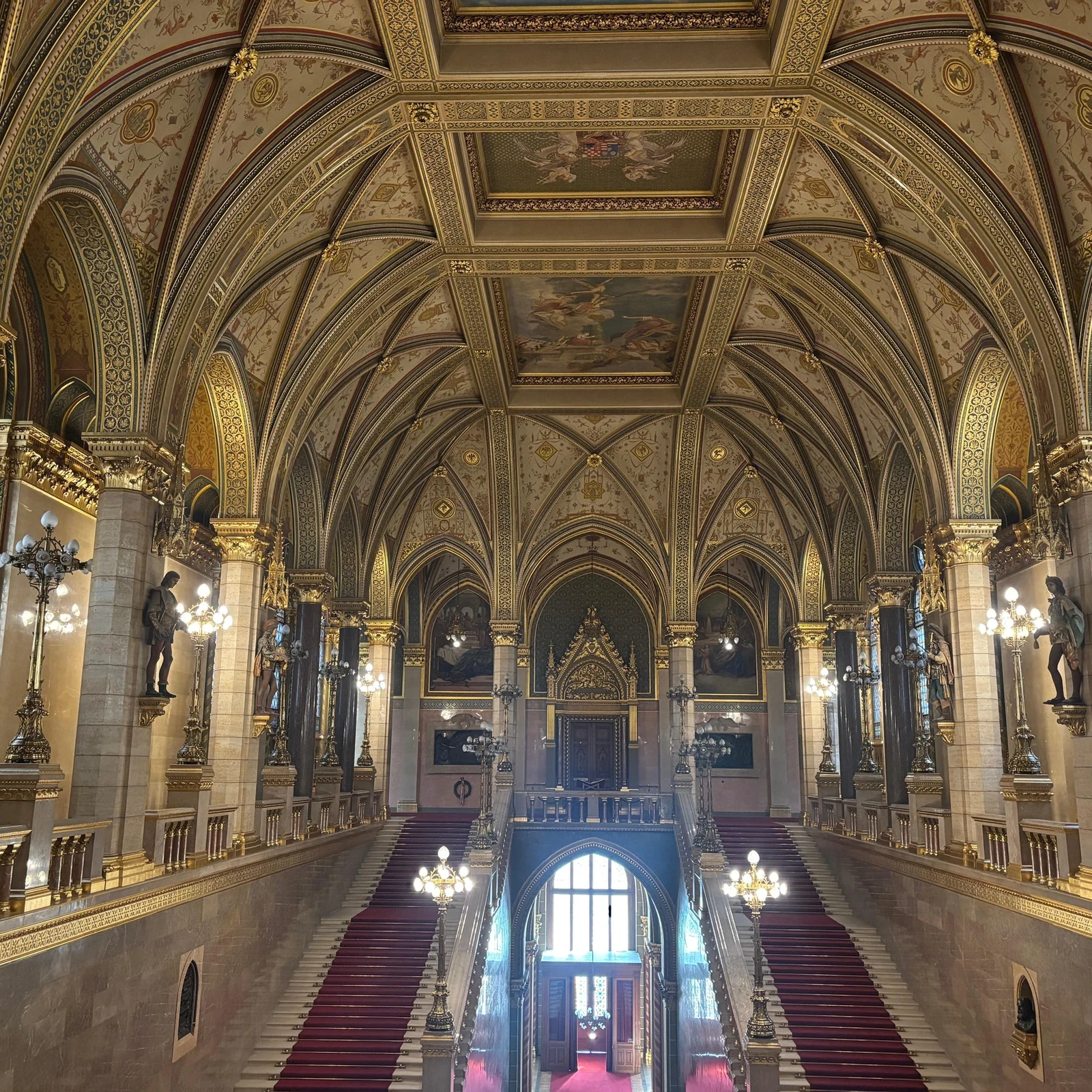 Erkunde das Budapester Parlament von innen und in deinem Tempo