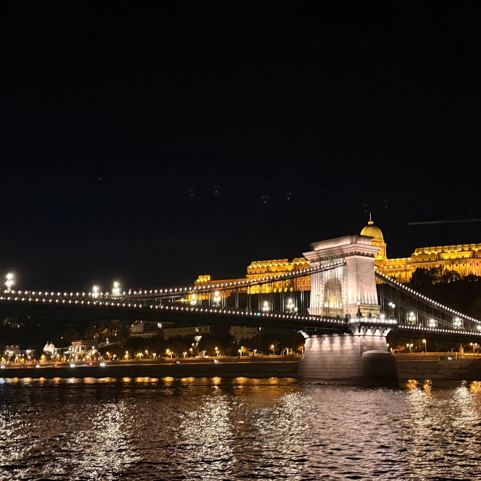 Budapest von der Donau aus erleben – mit Getränken während der Fahrt