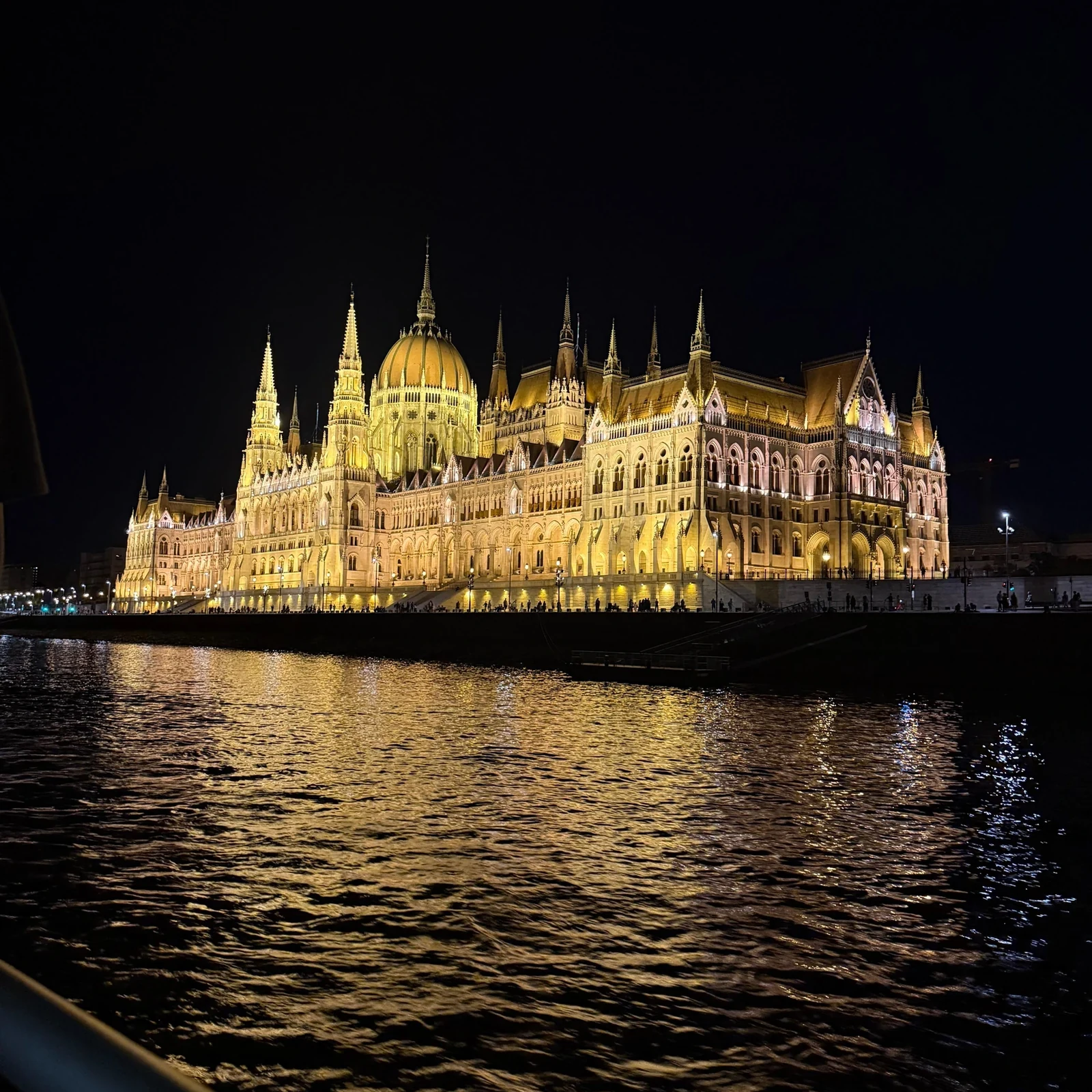 Budapest von der Donau aus erleben – mit Getränken während der Fahrt