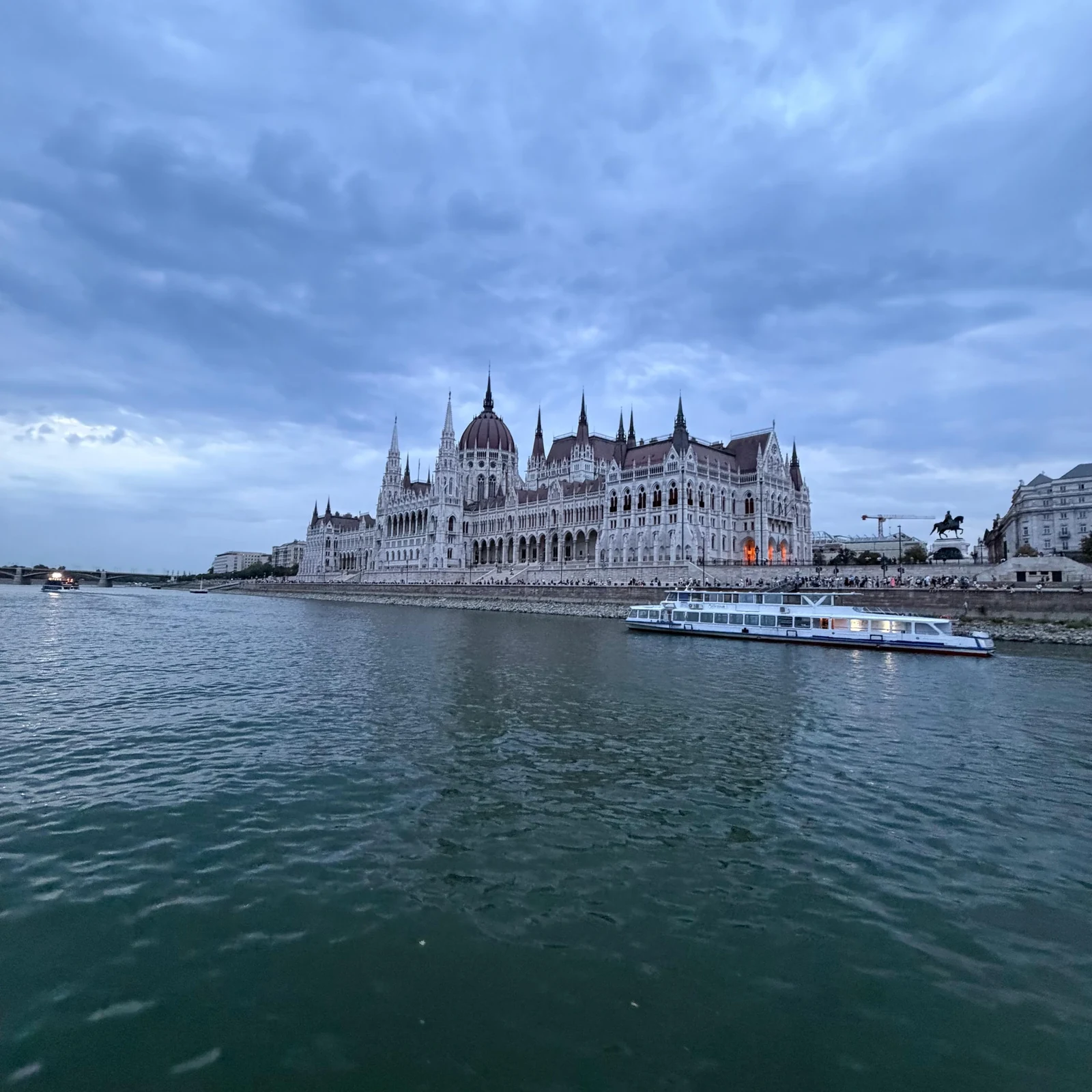 Budapest von der Donau aus erleben – mit Getränken während der Fahrt