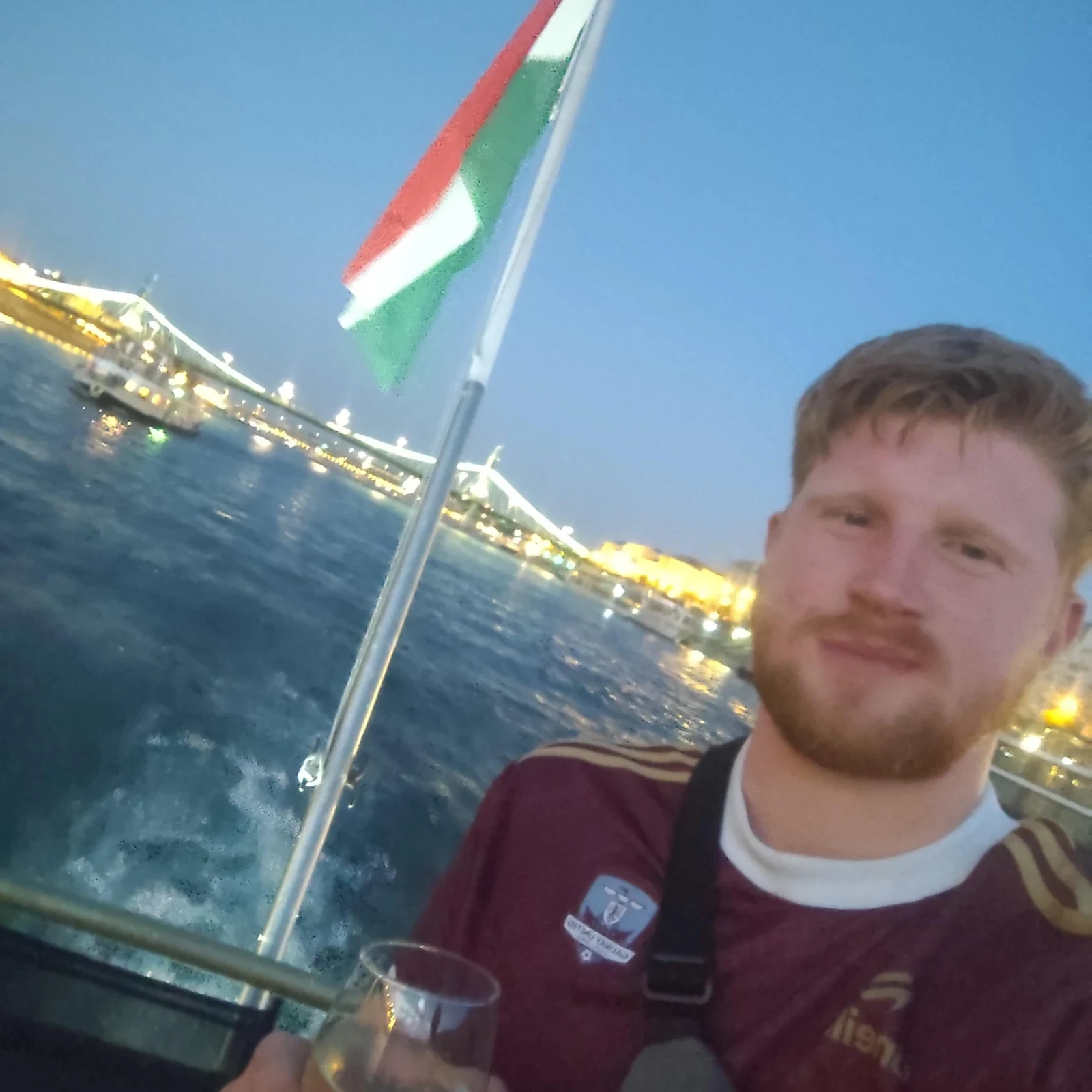 Budapest von der Donau aus erleben – mit Getränken während der Fahrt