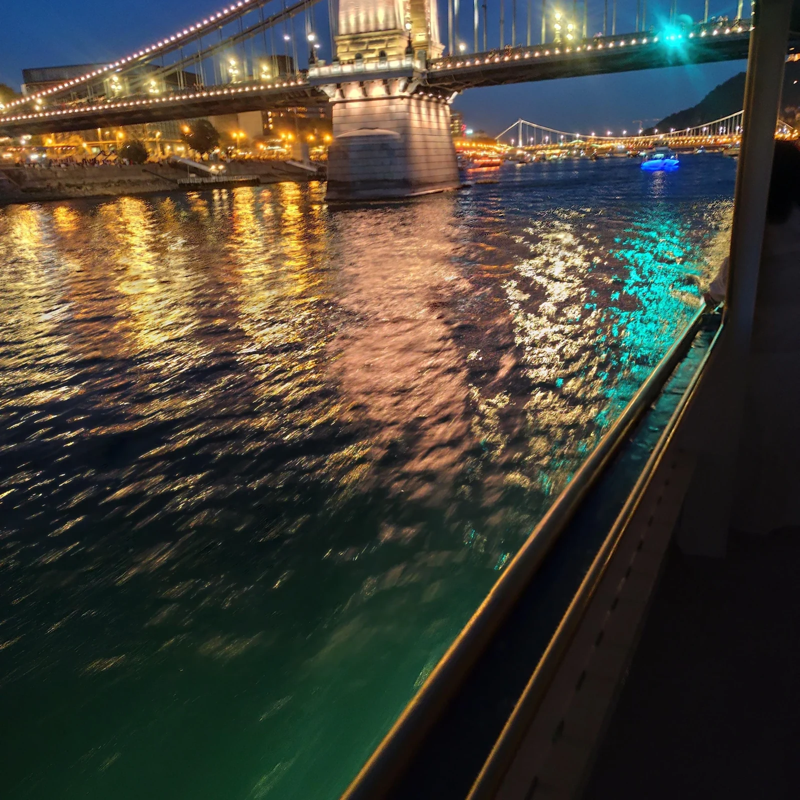 Budapest von der Donau aus erleben – mit Getränken während der Fahrt