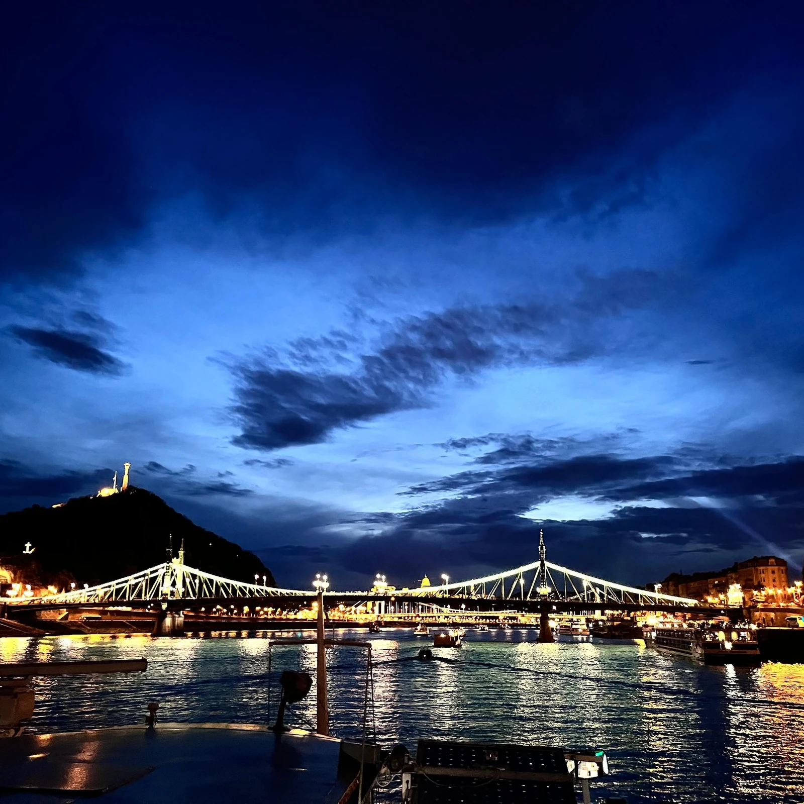 Budapest von der Donau aus erleben – mit Getränken während der Fahrt