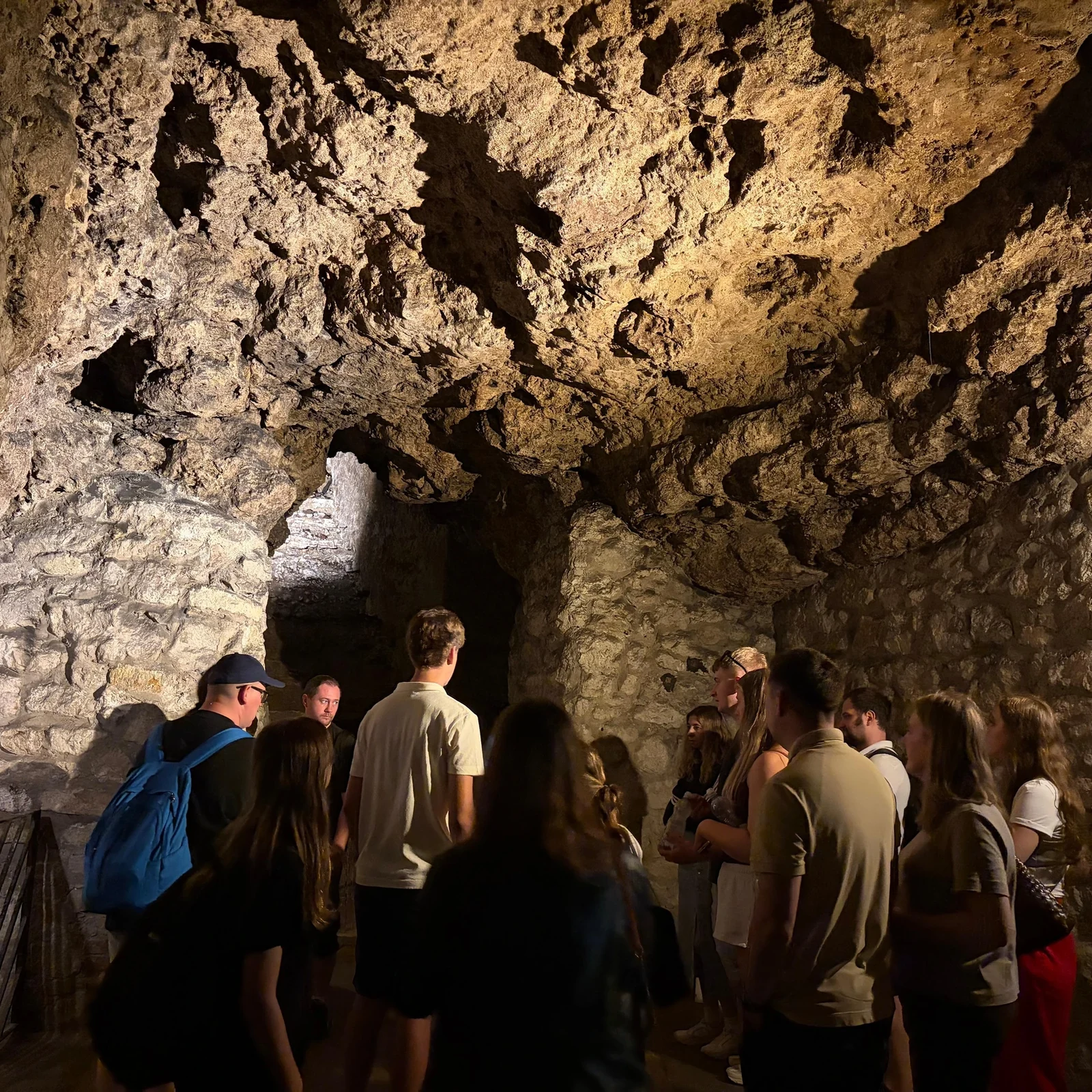 Explorez les grottes sous le château de Buda