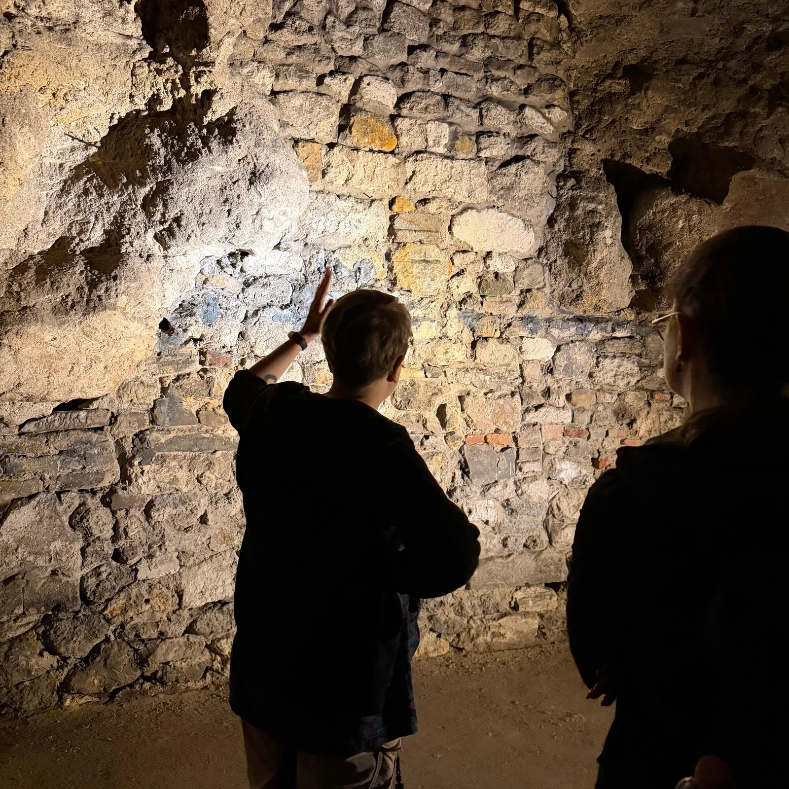 Explorez les grottes sous le château de Buda