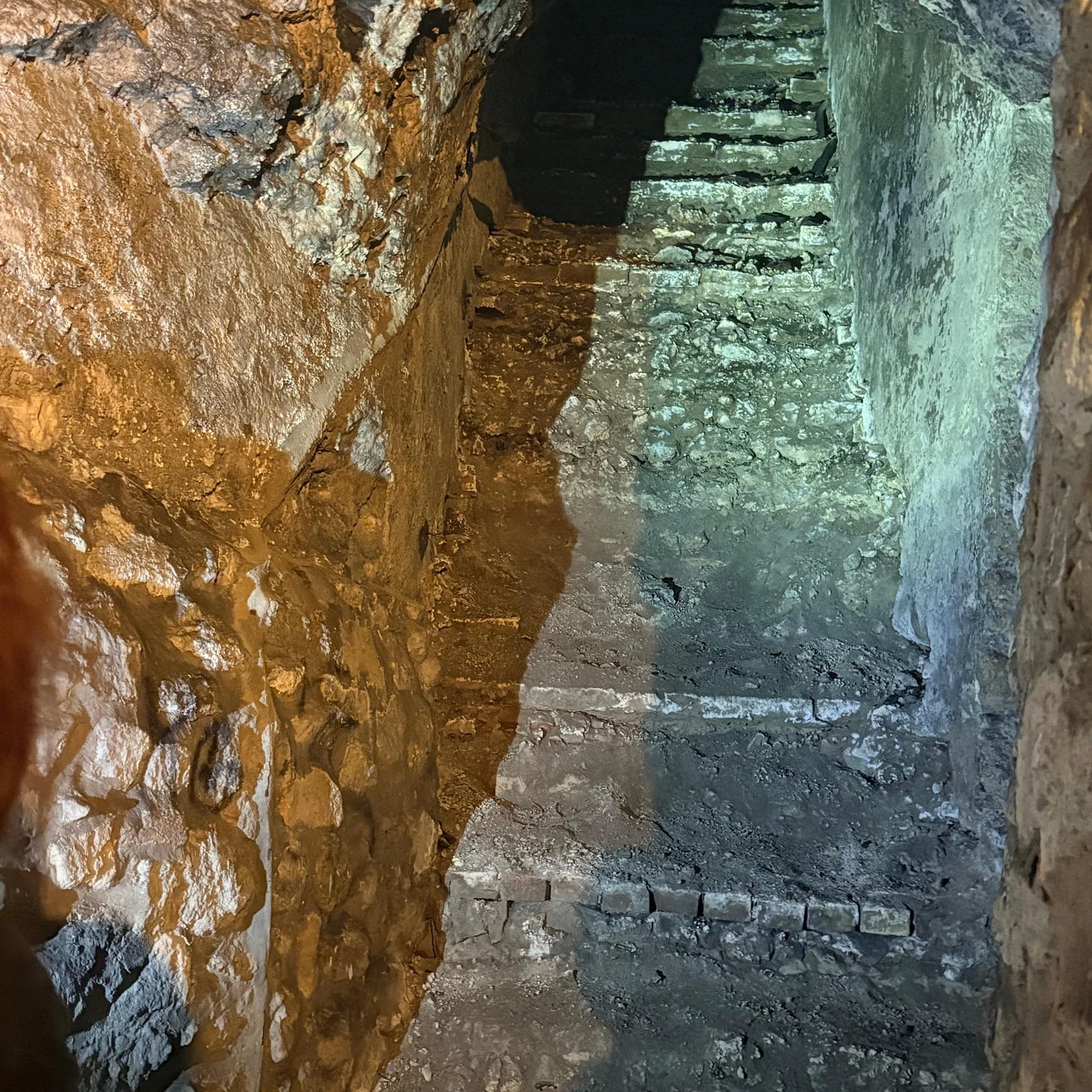 Explorez les grottes sous le château de Buda