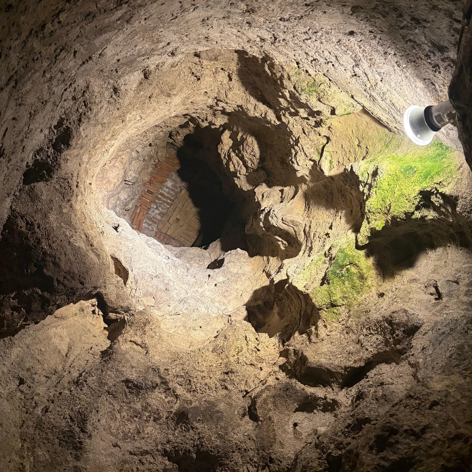 Explorez les grottes sous le château de Buda