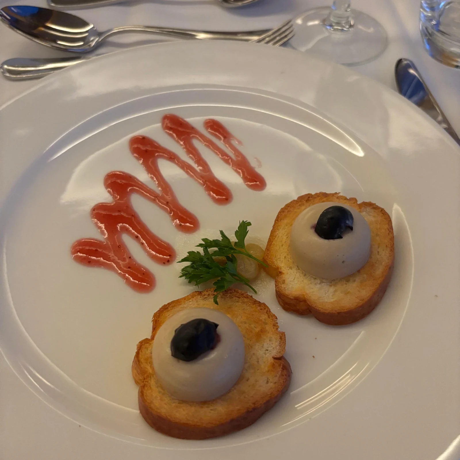 Budapest im Lichterglanz: Dinner und Live-Folklore auf der Donau