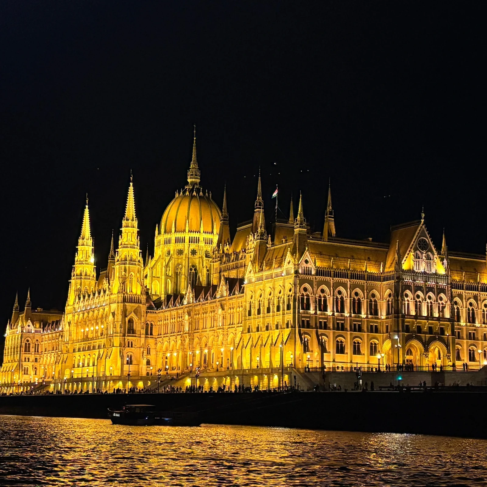 Budapest im Lichterglanz: Dinner und Live-Folklore auf der Donau