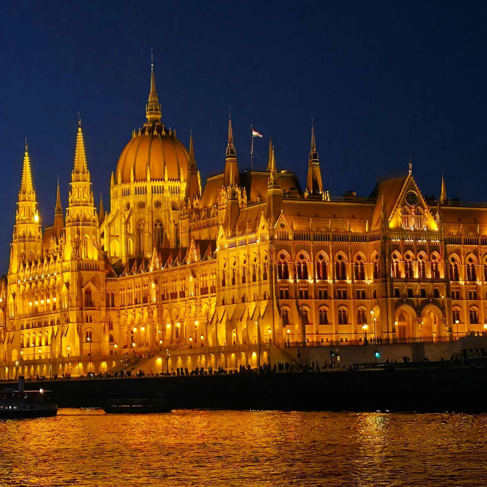 Budapest im Lichterglanz: Dinner und Live-Folklore auf der Donau