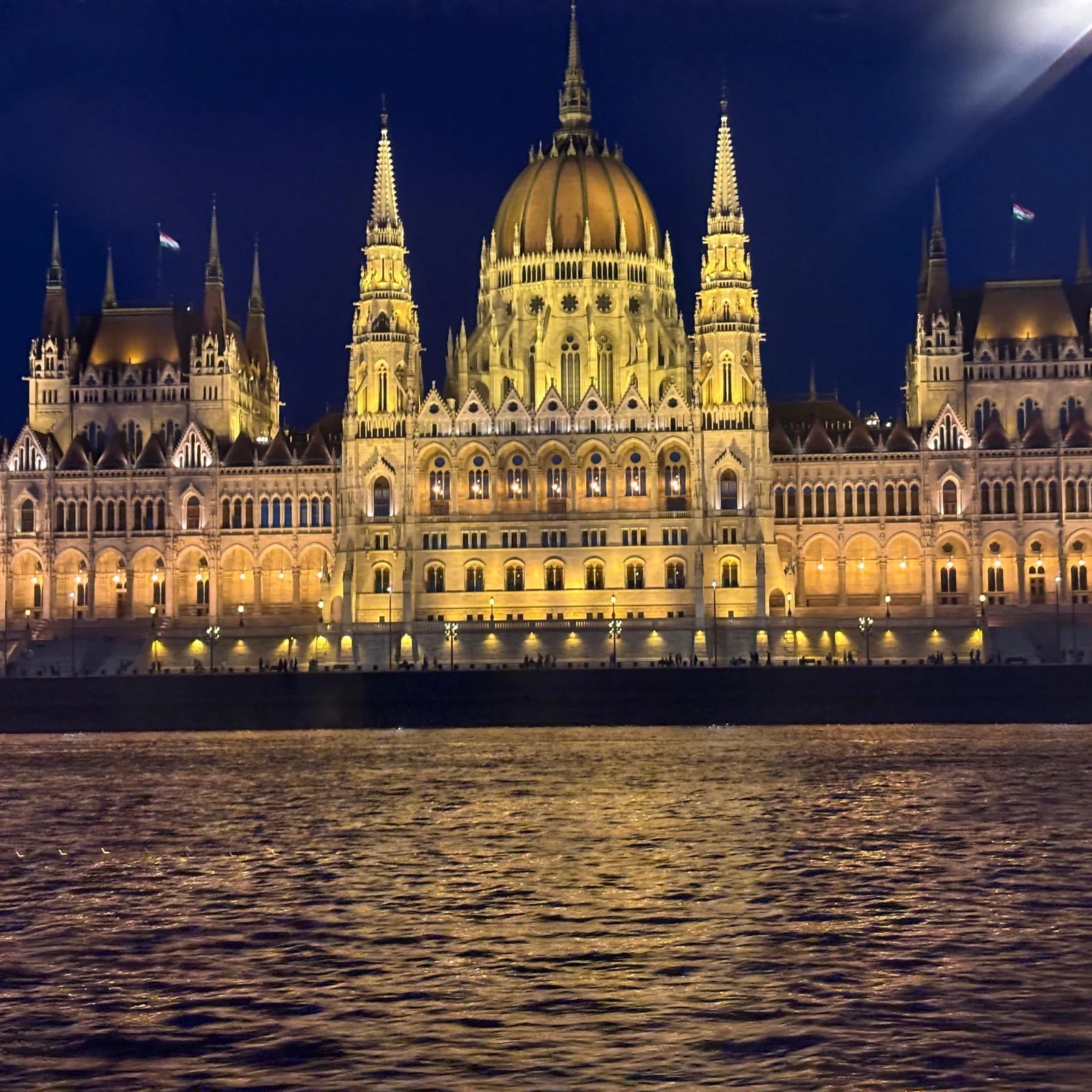 Budapest im Lichterglanz: Dinner und Live-Folklore auf der Donau
