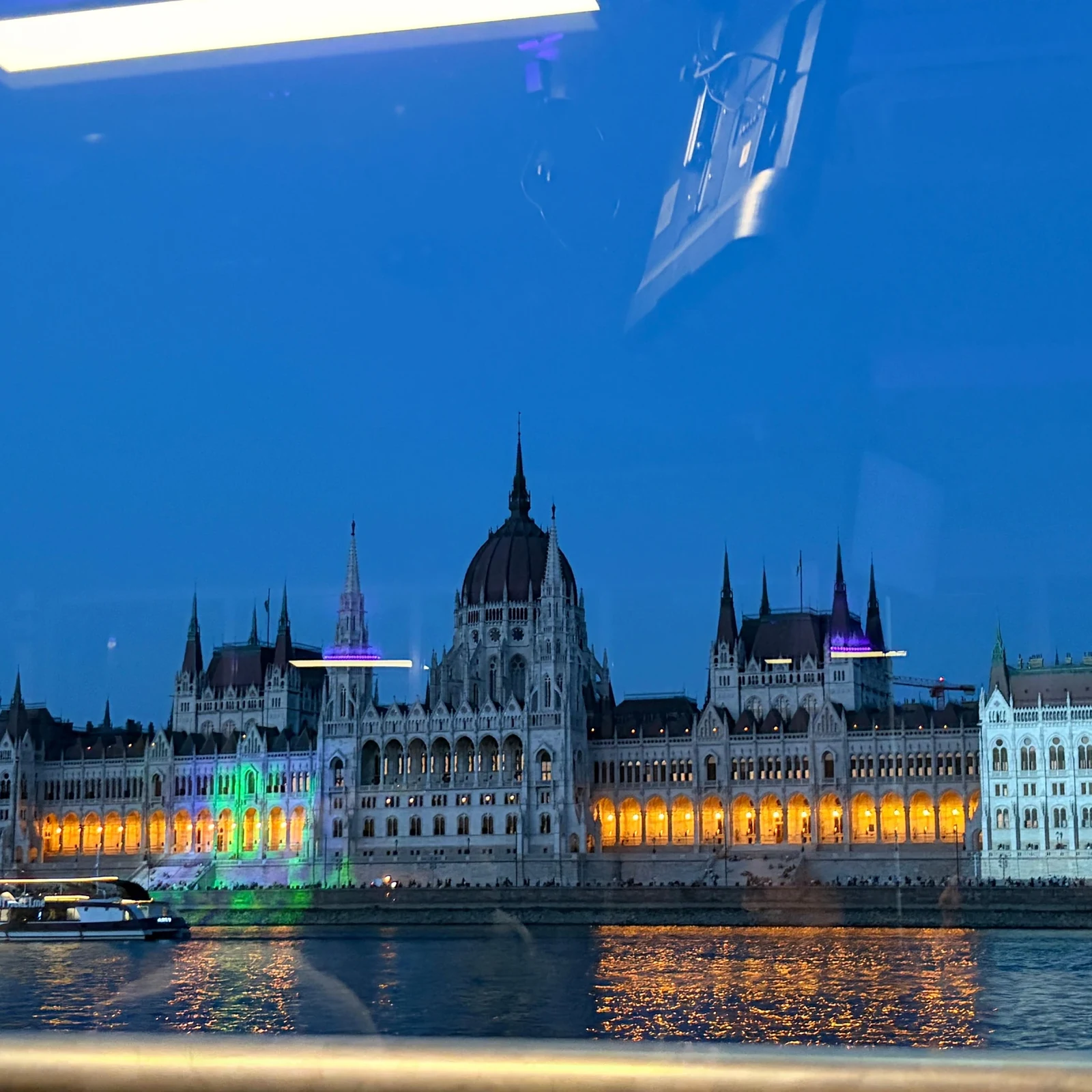 Contempla Budapest desde el Danubio en un crucero de unos 60 minutos