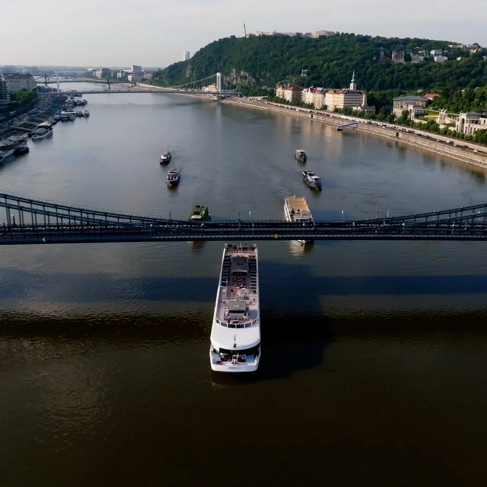 Dinner, music and illuminated Budapest from the Danube
