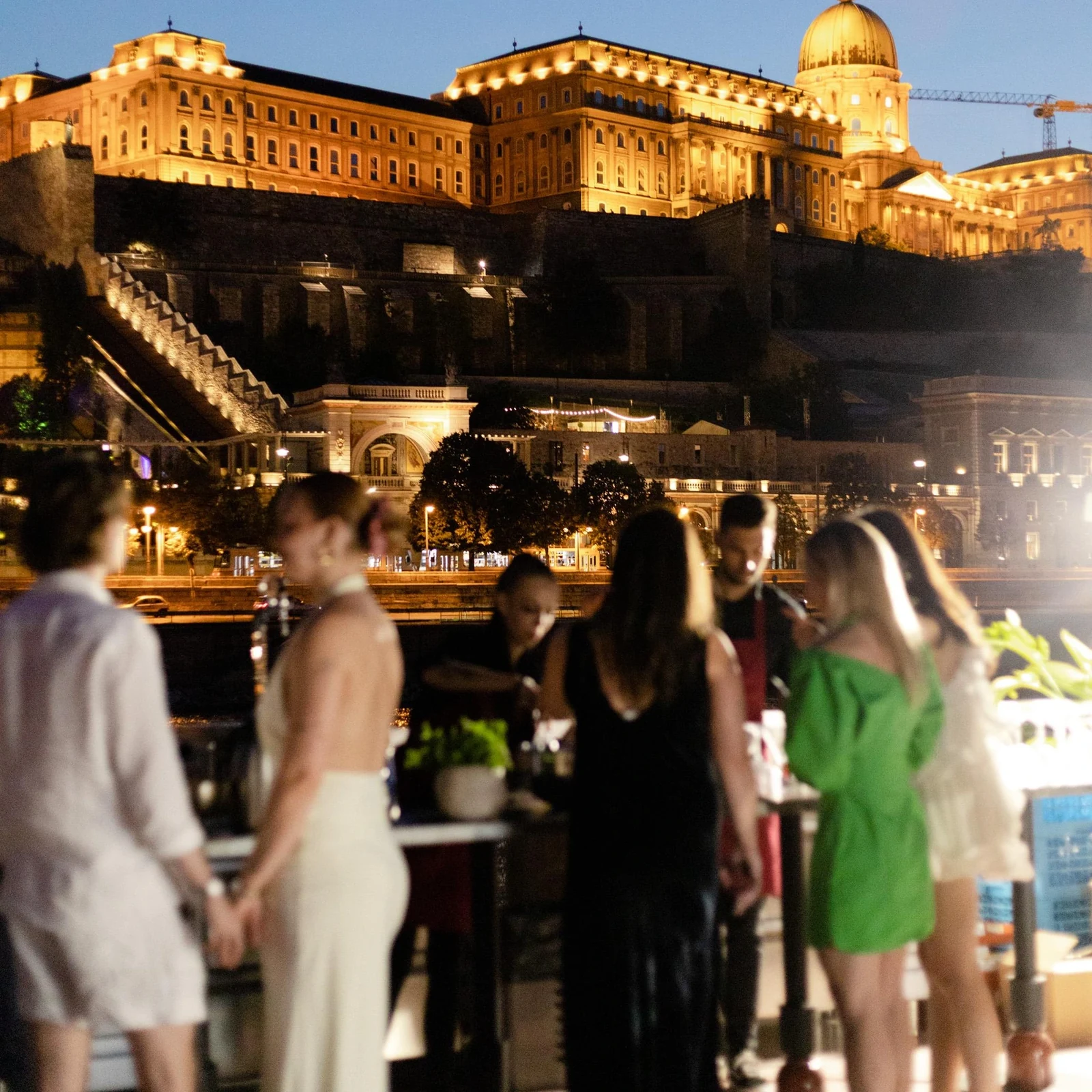 Cena, música y Budapest iluminada desde el Danubio
