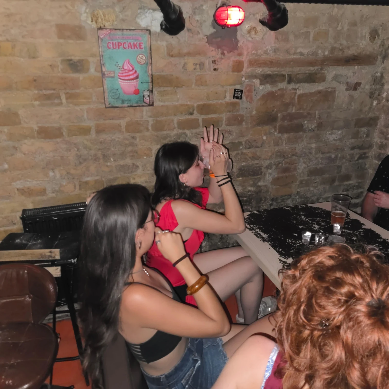 Découvrez les nuits de Budapest lors d’une tournée conviviale des ruin bars