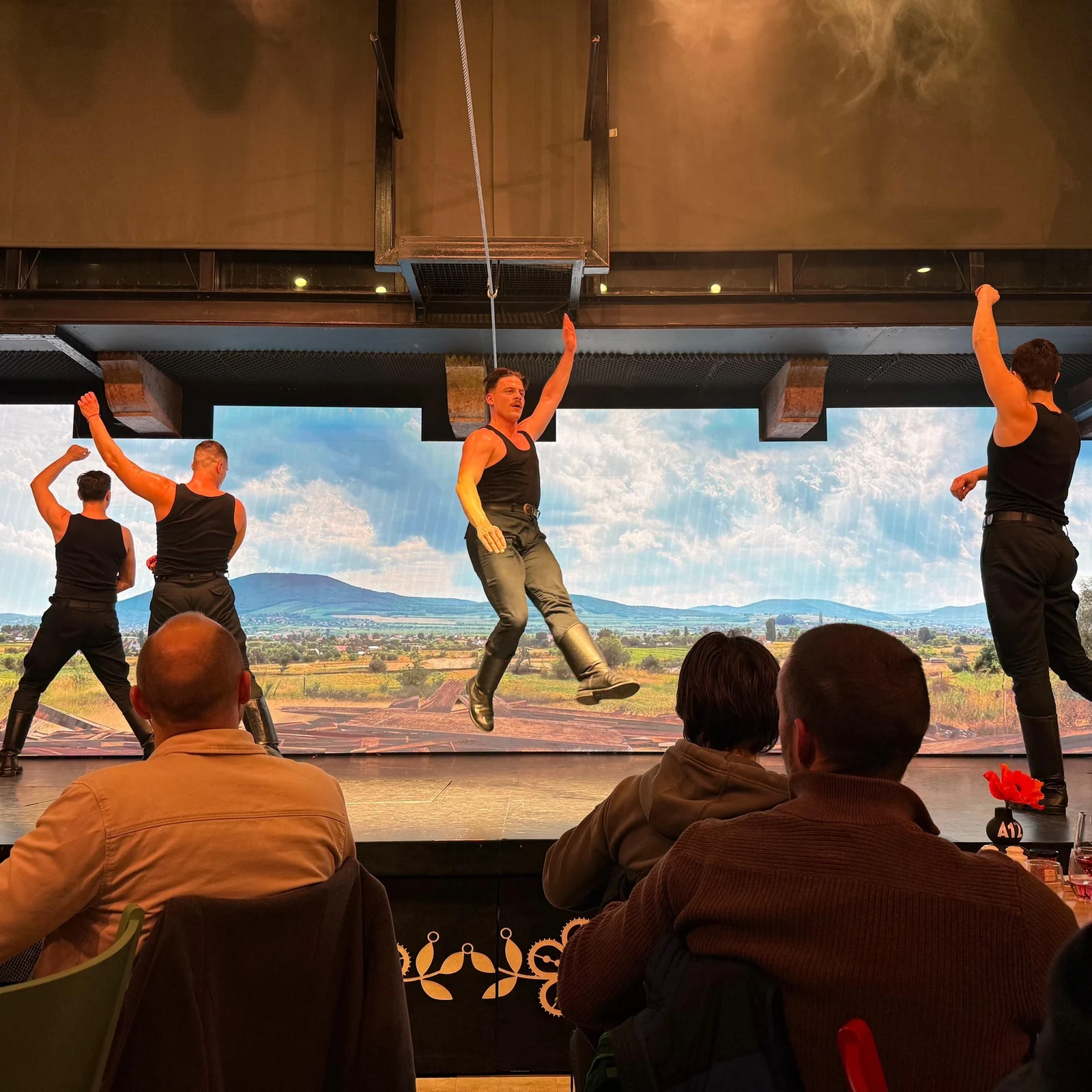 Ungarisches Abendessen und Folklore in einem Budapester Kellergewölbe