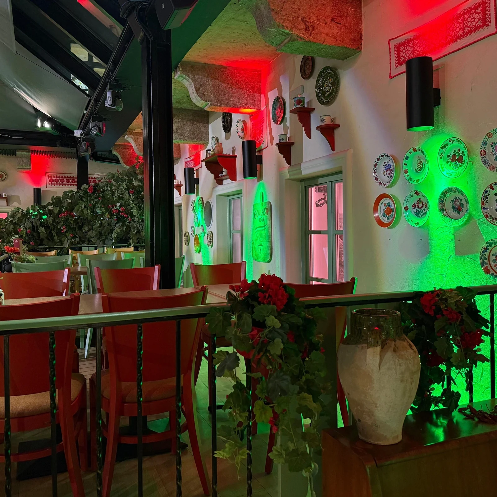 Ungarisches Abendessen und Folklore in einem Budapester Kellergewölbe