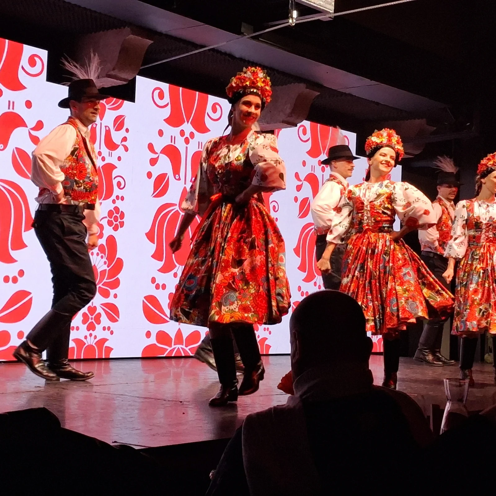 Ungarisches Abendessen und Folklore in einem Budapester Kellergewölbe