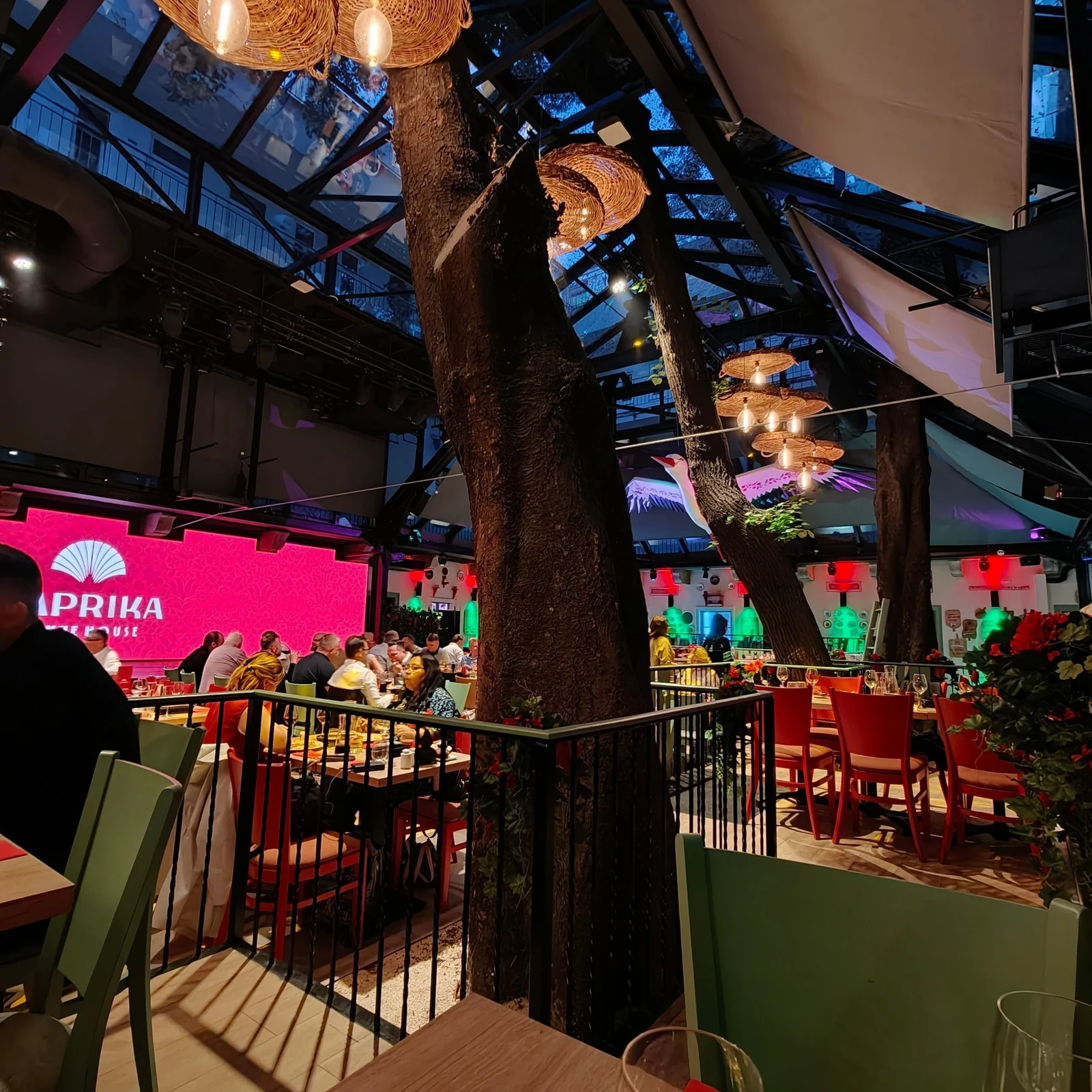 Ungarisches Abendessen und Folklore in einem Budapester Kellergewölbe