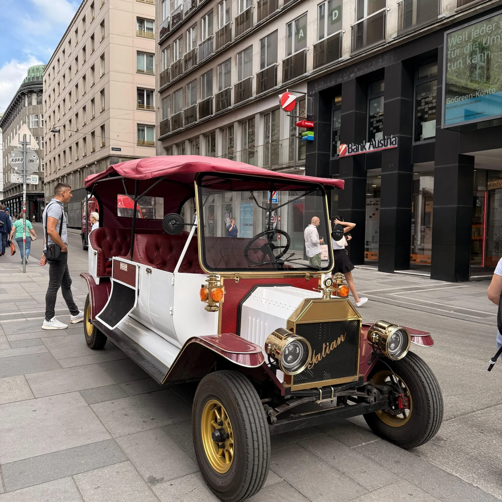 Erkunde Wiens Zentrum im Elektroauto im Oldtimer-Stil