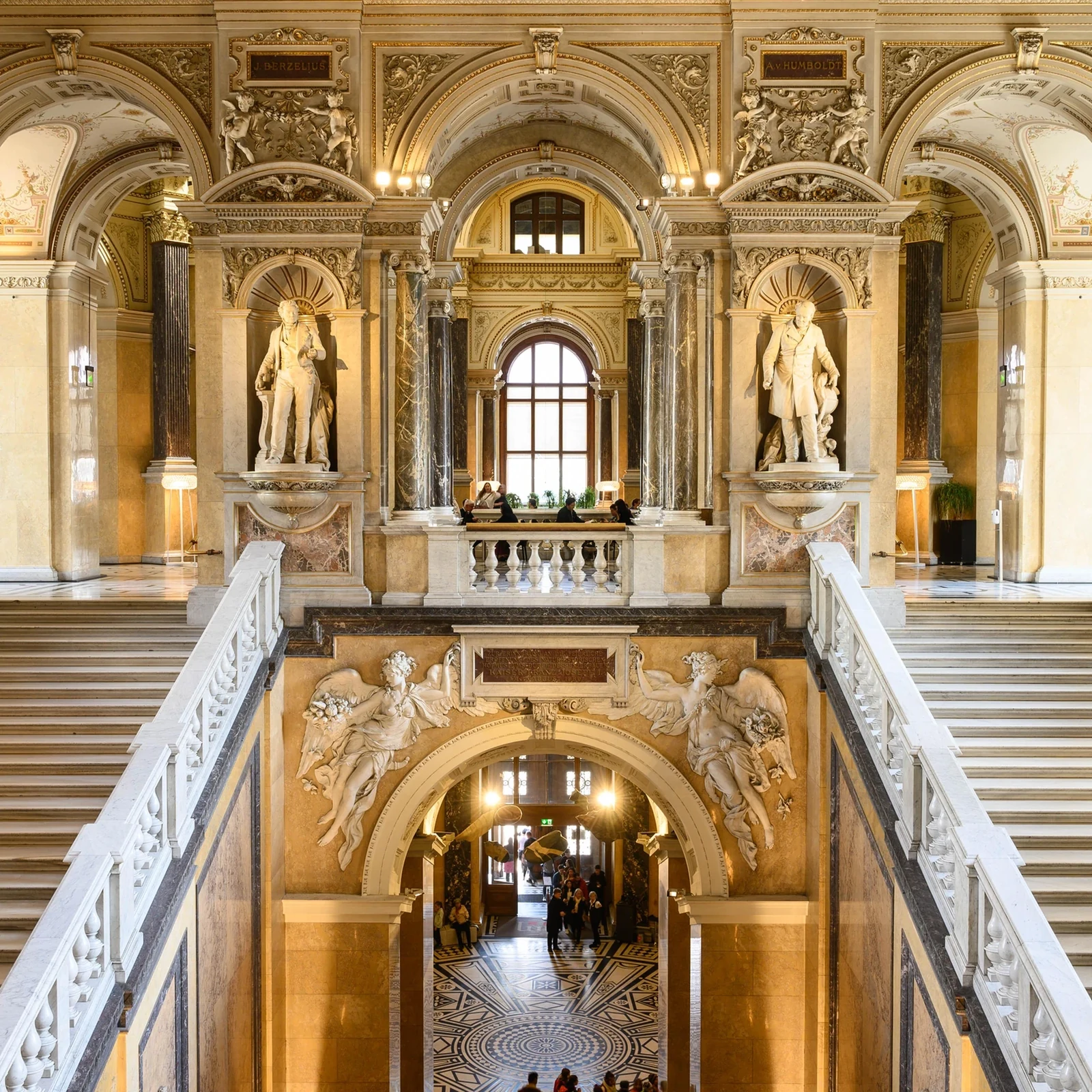Erkunde das Naturhistorische Museum Wien in deinem Tempo
