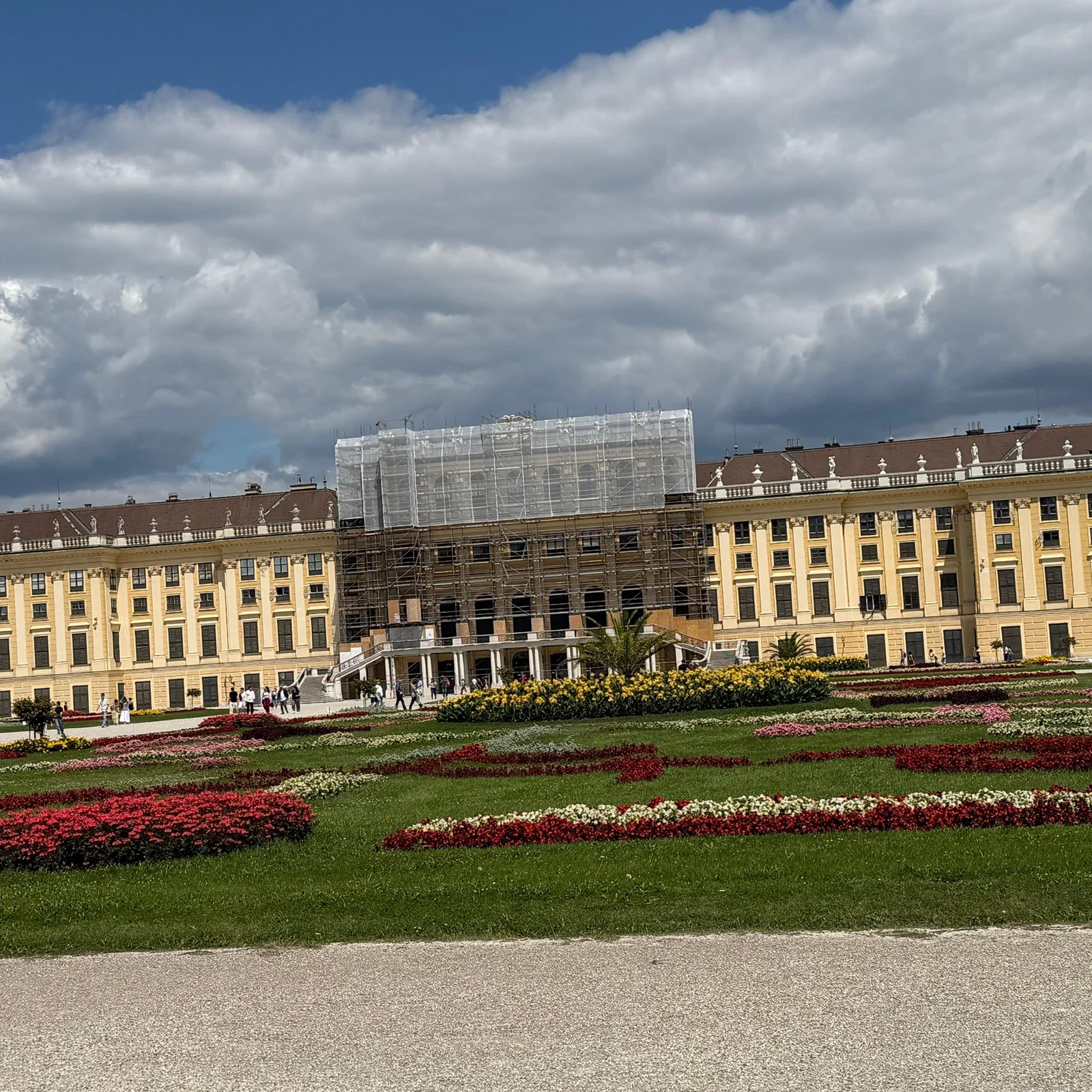Discover Schönbrunn inside and through its gardens