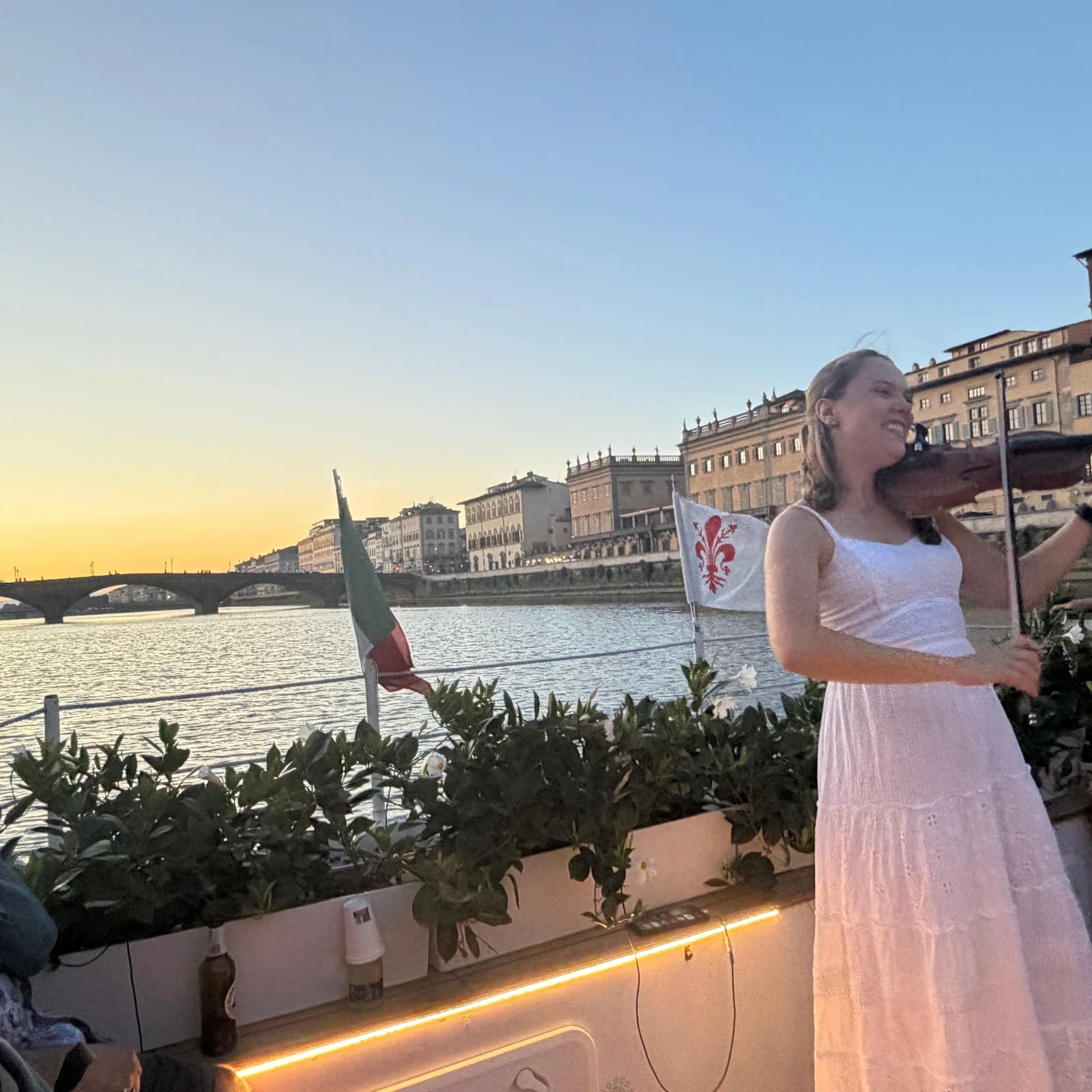 Florenz’ Brücken vom Arno aus sehen und Livemusik hören