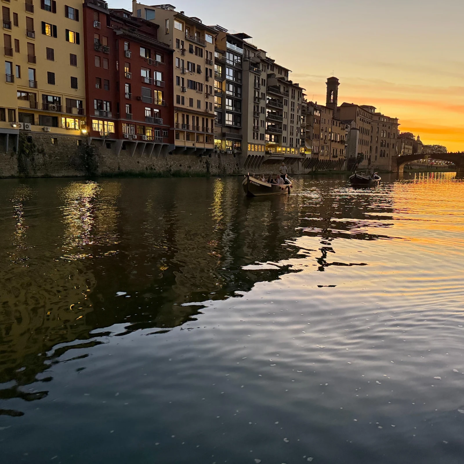 Florenz’ Brücken vom Arno aus sehen und Livemusik hören