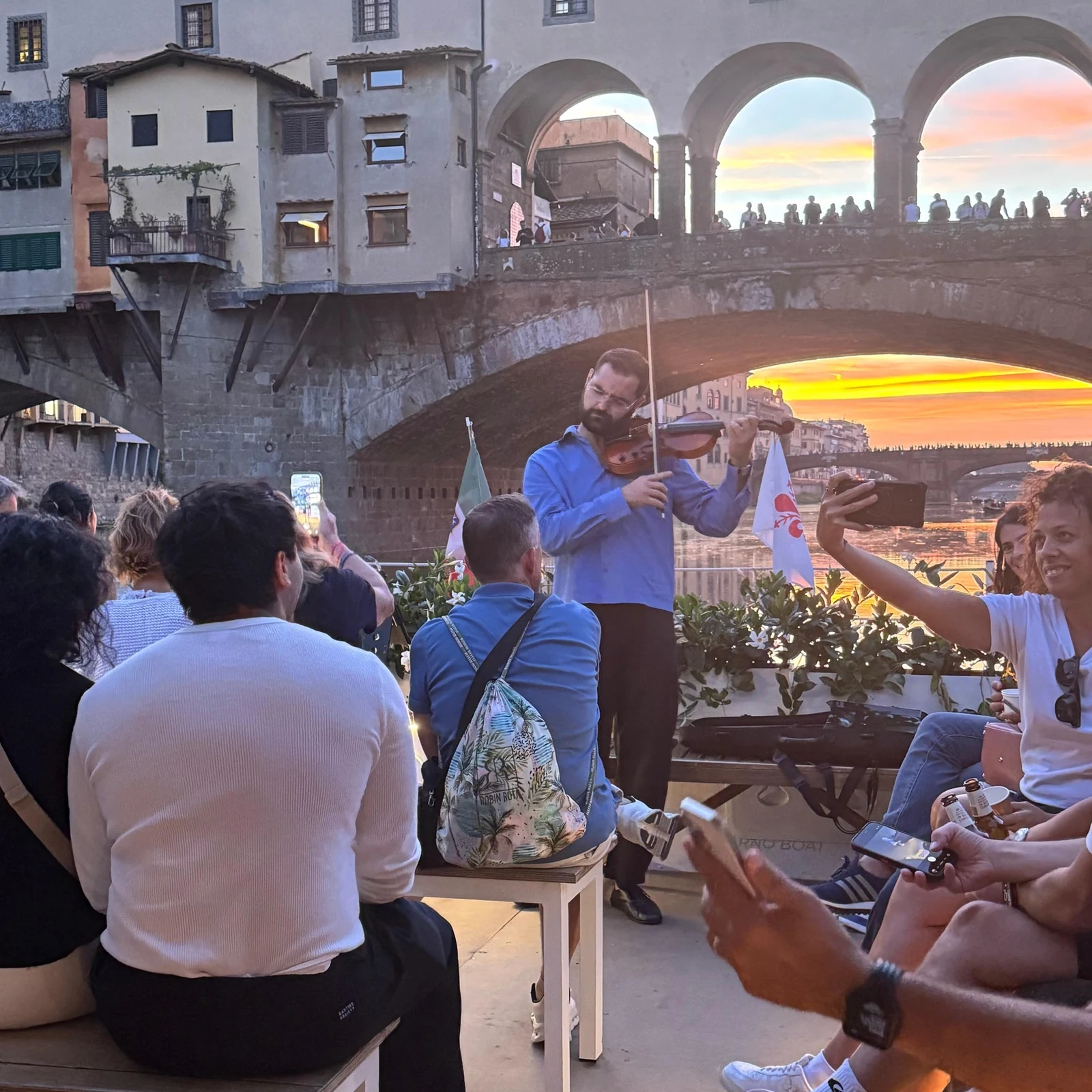 Florenz’ Brücken vom Arno aus sehen und Livemusik hören