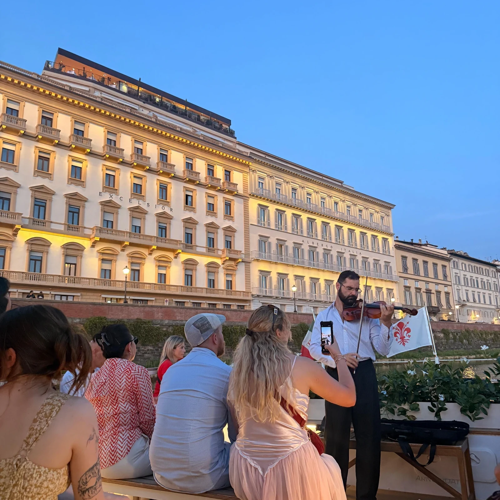 Florenz’ Brücken vom Arno aus sehen und Livemusik hören