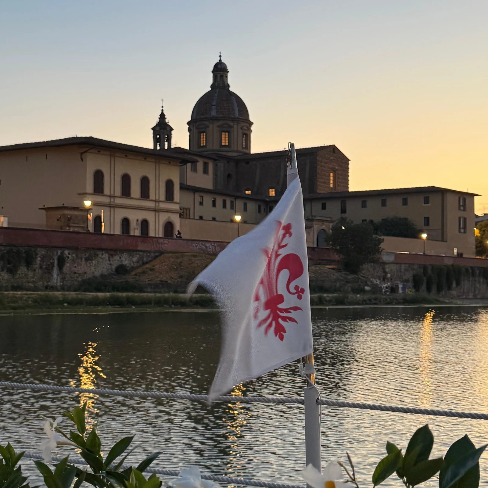 Florenz’ Brücken vom Arno aus sehen und Livemusik hören