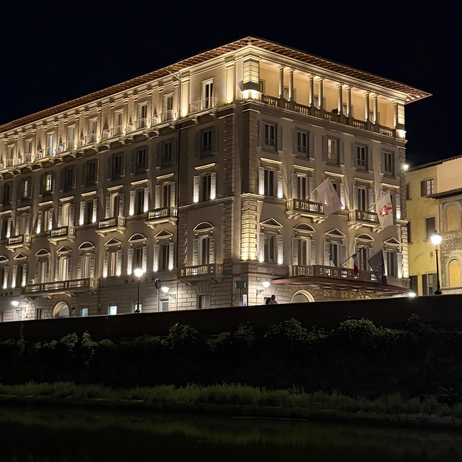 Florenz’ Brücken vom Arno aus sehen und Livemusik hören