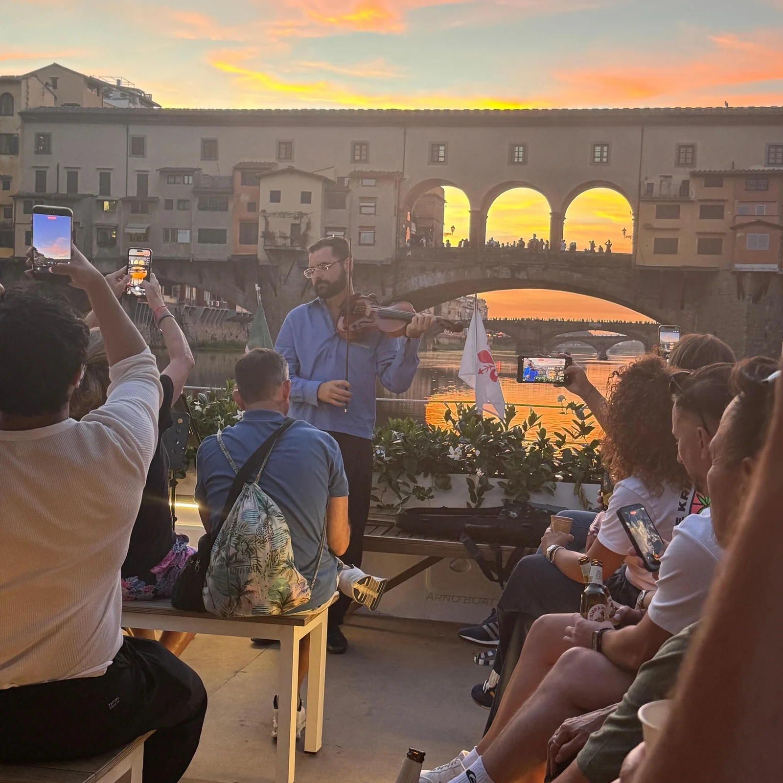 Florenz’ Brücken vom Arno aus sehen und Livemusik hören