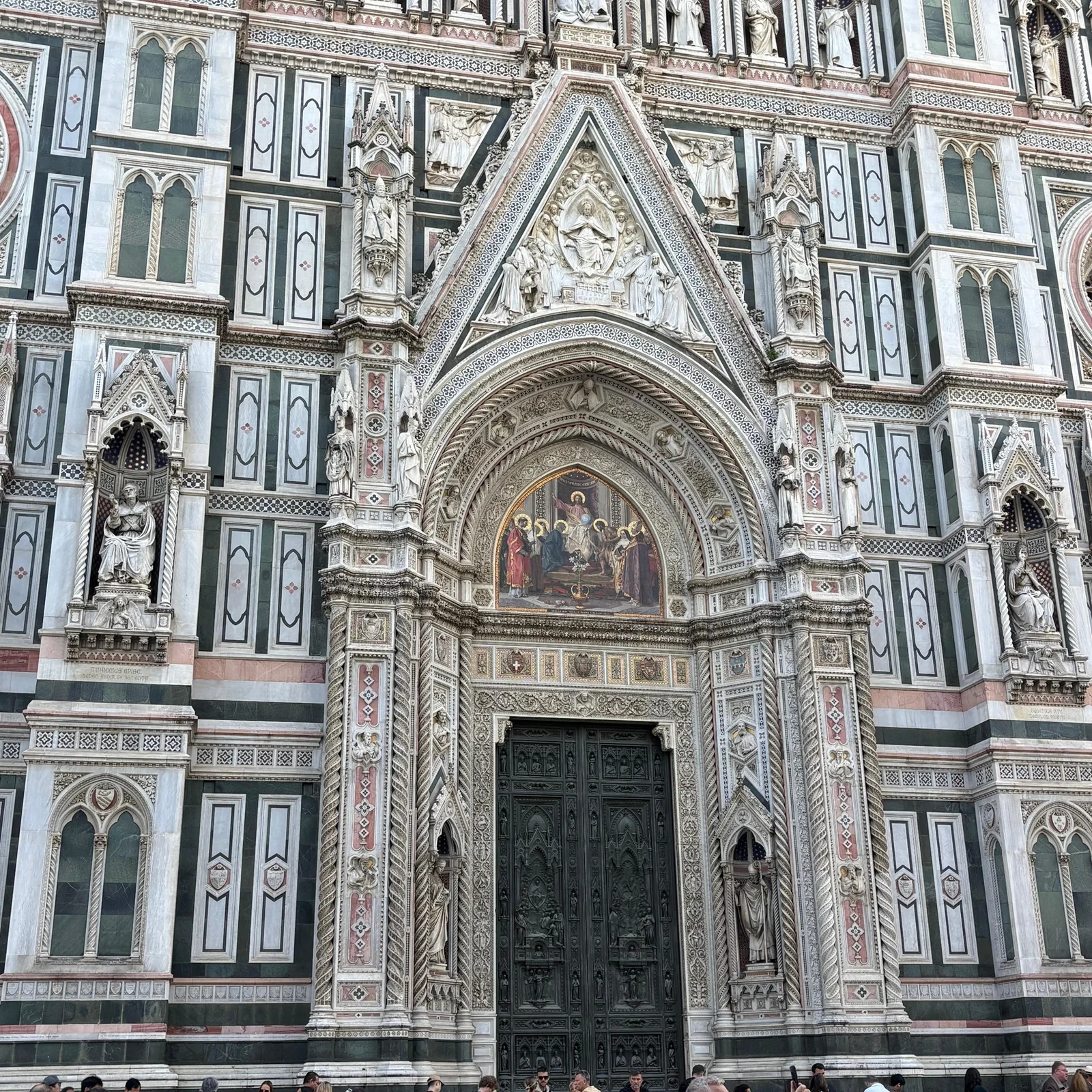 Cuatro espacios del Duomo de Florencia con una entrada